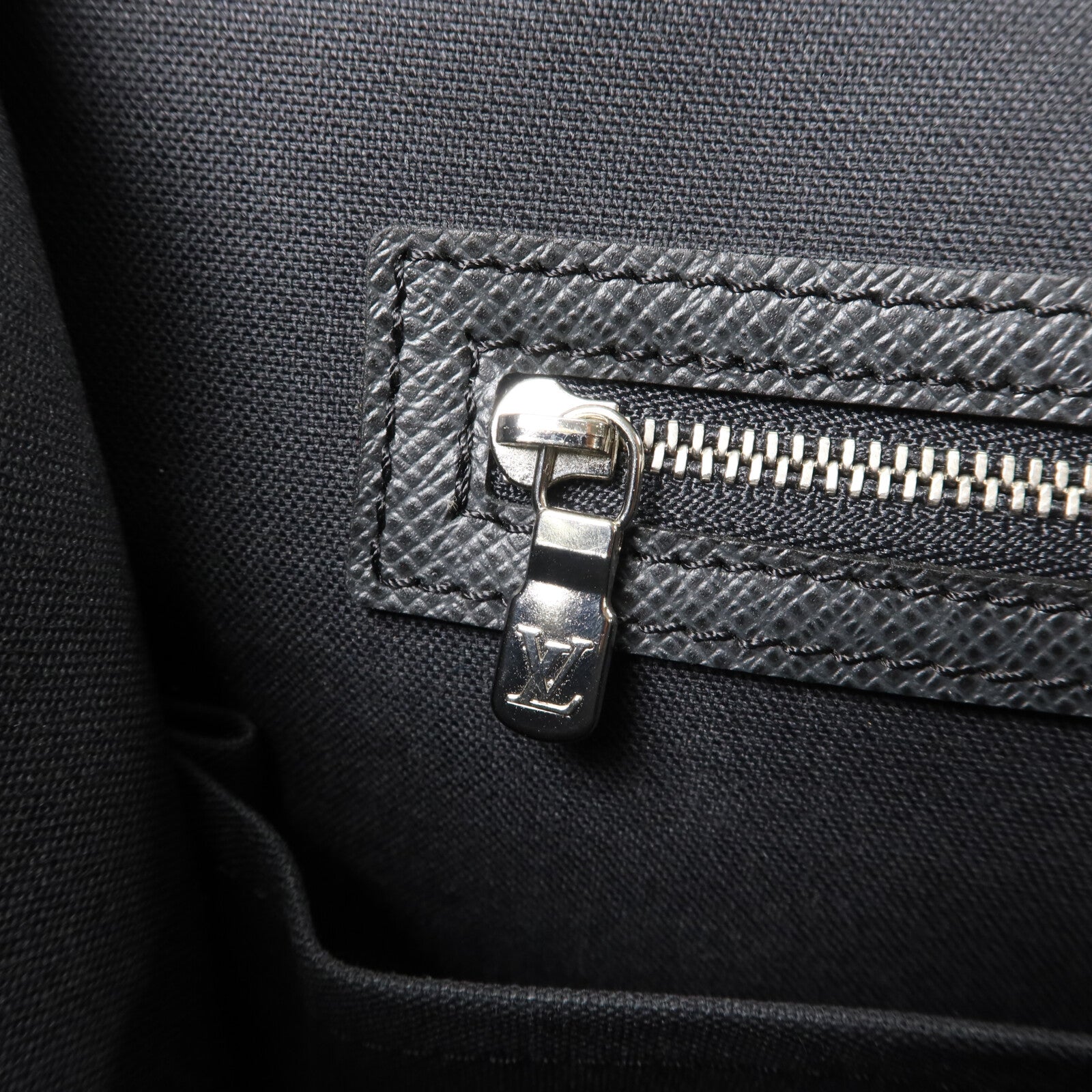 LOUIS VUITTON Taiga Alexei肩背袋
