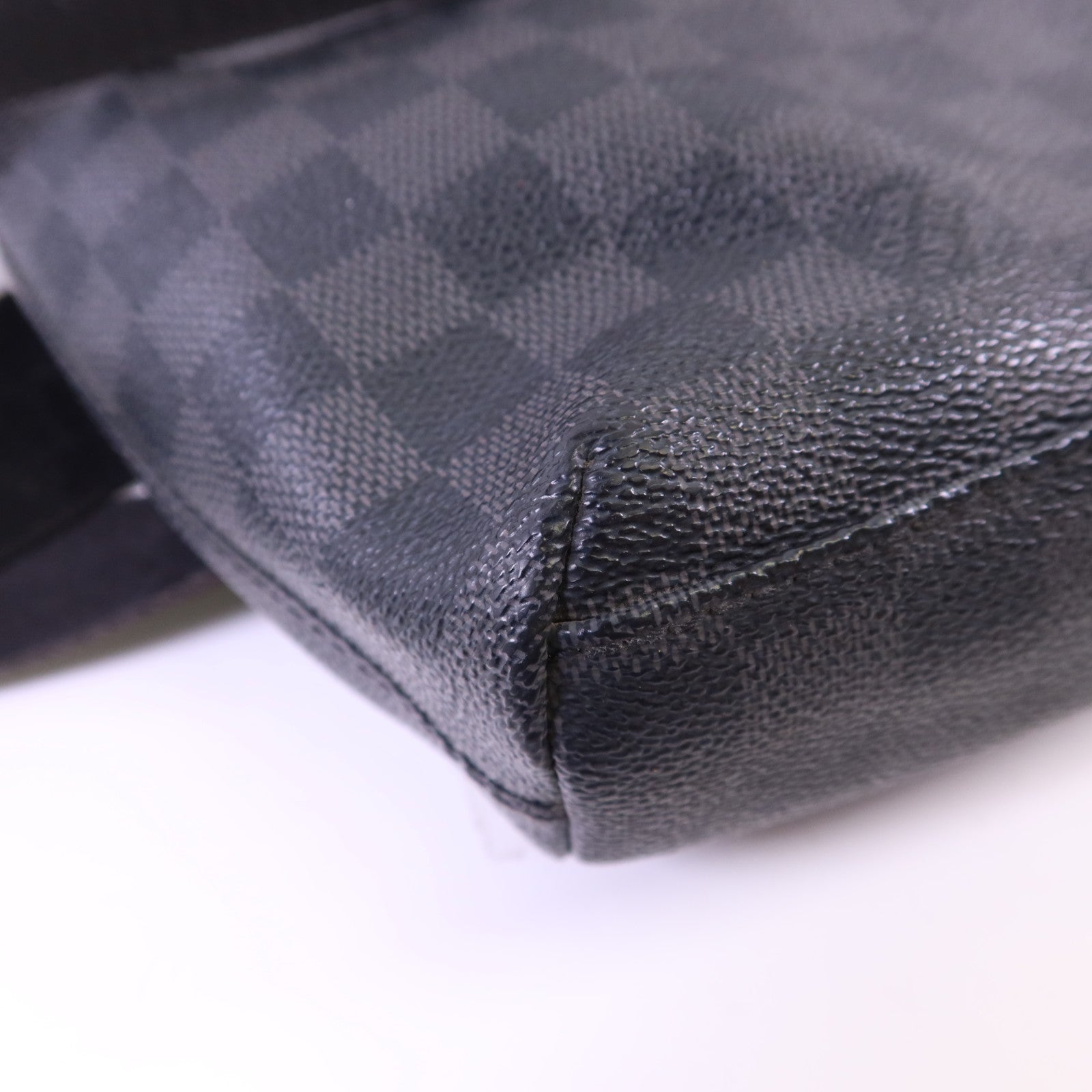 LOUIS VUITTON Damier Graphite Mick PM銀扣肩背袋