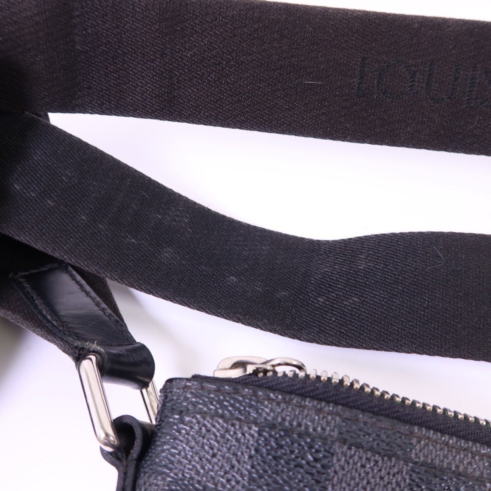 LOUIS VUITTON Damier Graphite Mick PM銀扣肩背袋