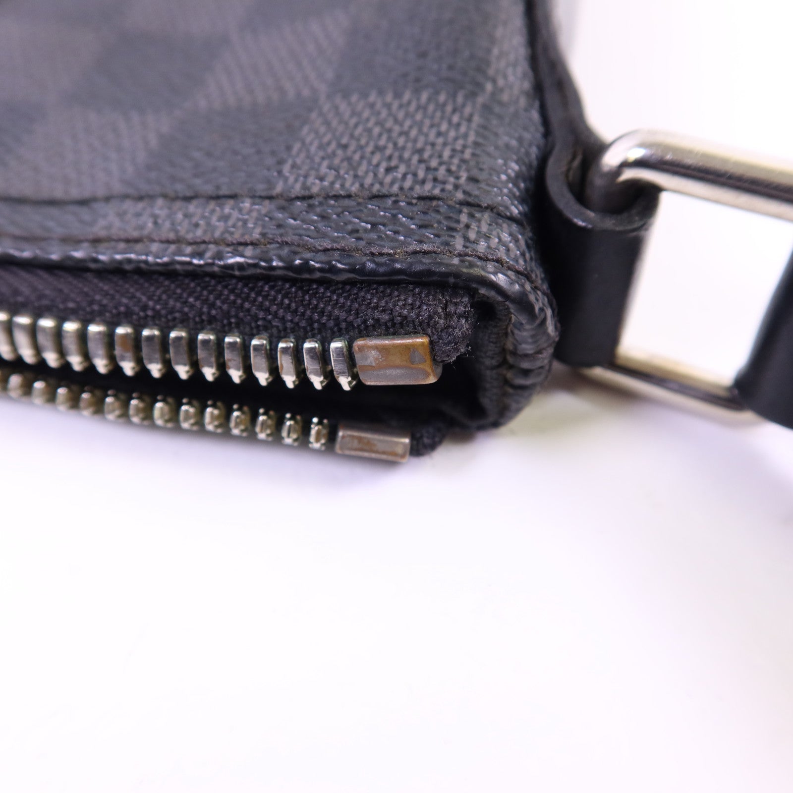 LOUIS VUITTON Damier Graphite Mick PM銀扣肩背袋