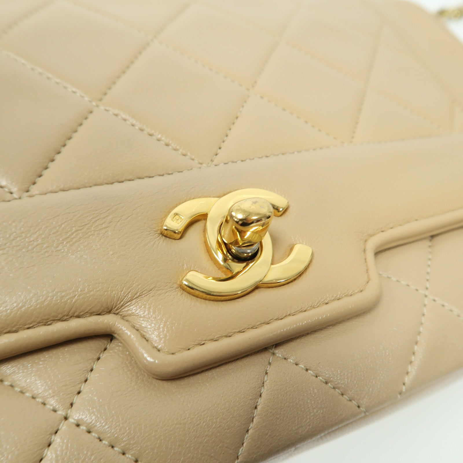 CHANEL 菱格羊皮皮革Chain Shoulder金扣鏈帶肩背袋米色