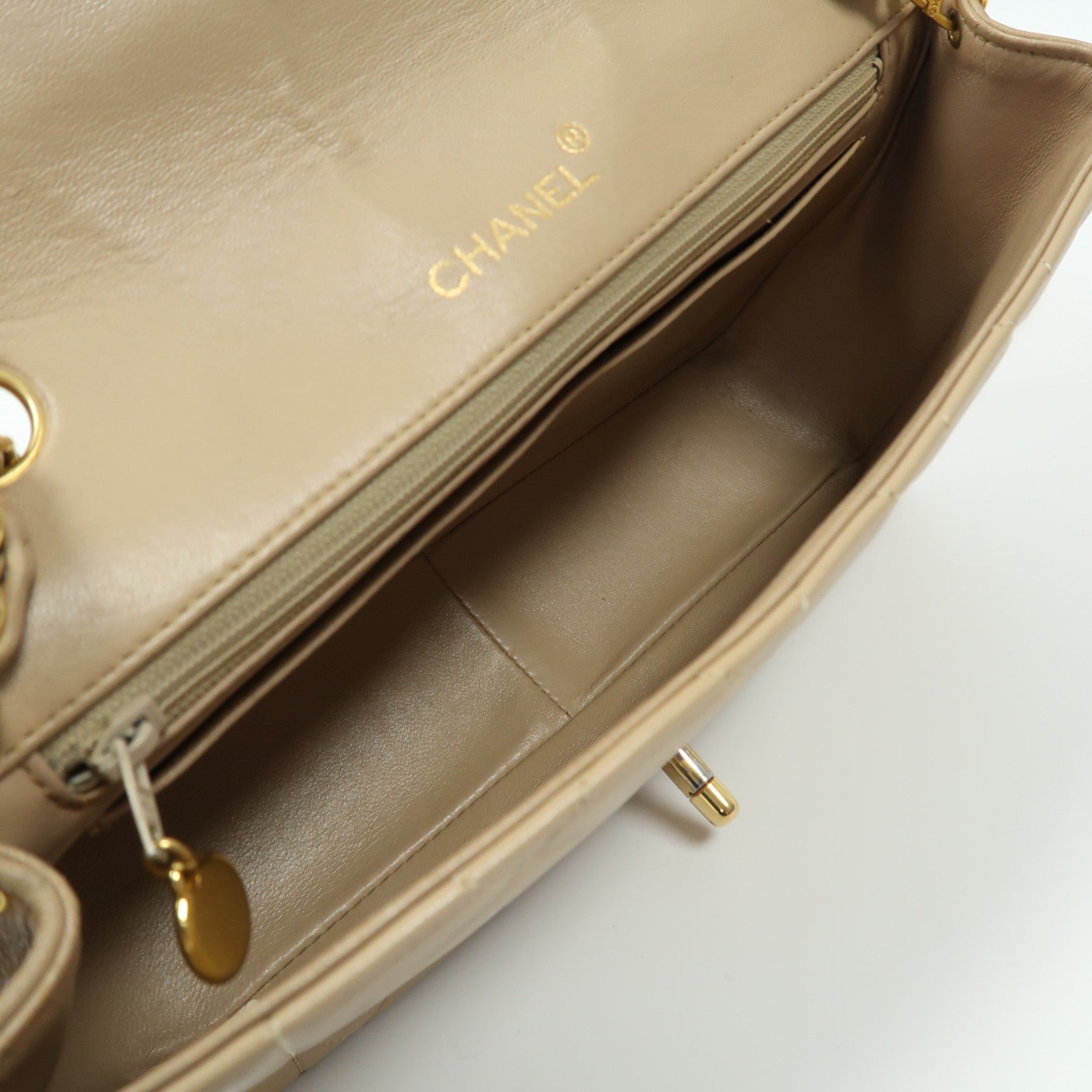 CHANEL 菱格羊皮皮革Chain Shoulder金扣鏈帶肩背袋米色