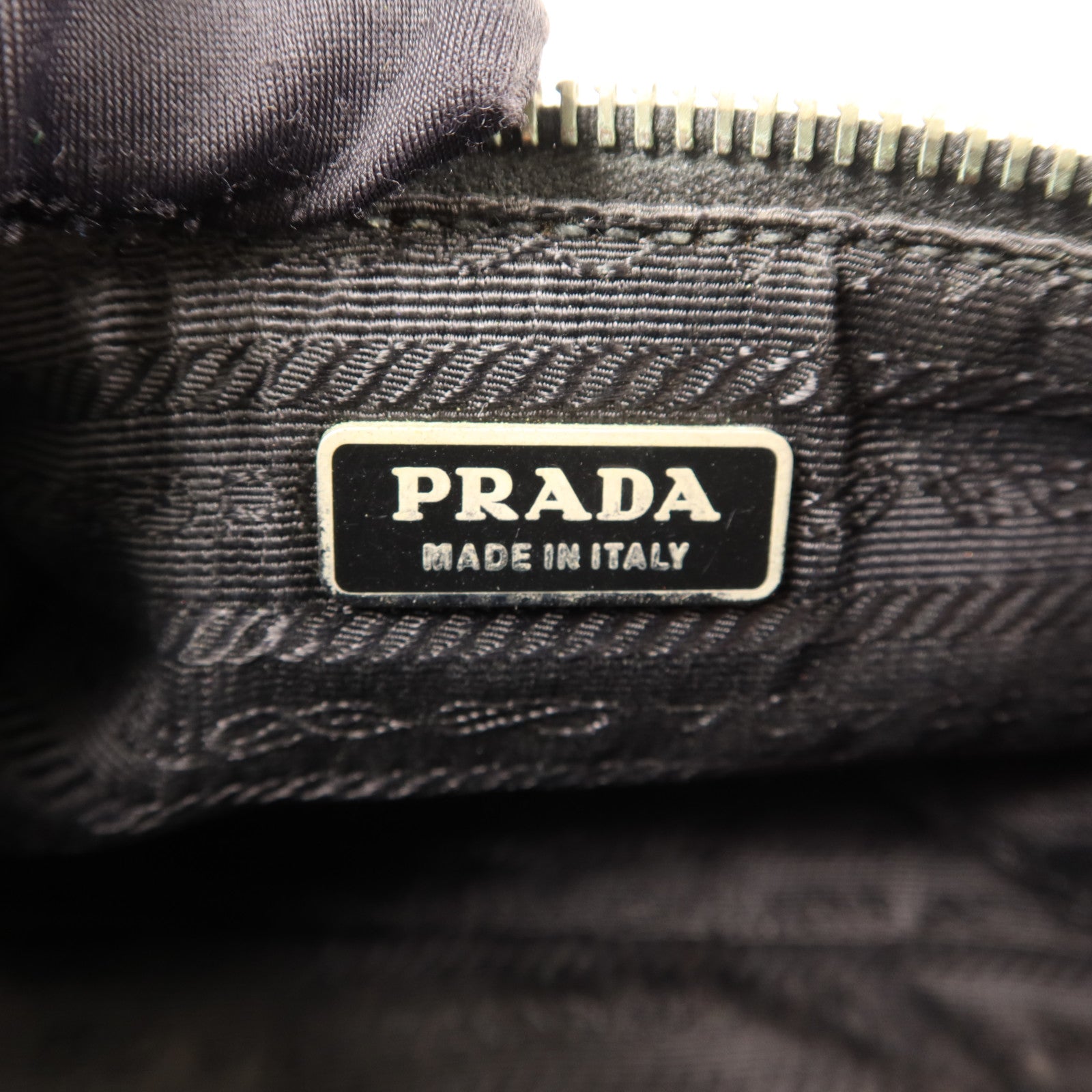 PRADA 尼龍Re-Edition 2005銀扣手挽袋