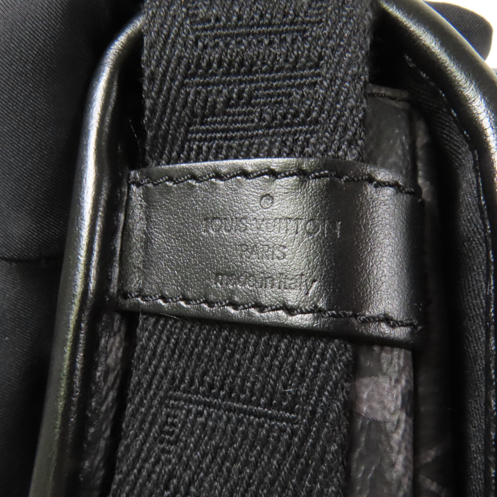 LOUIS VUITTON Monogram Eclipse Bosphore Wearable Wallet肩背袋