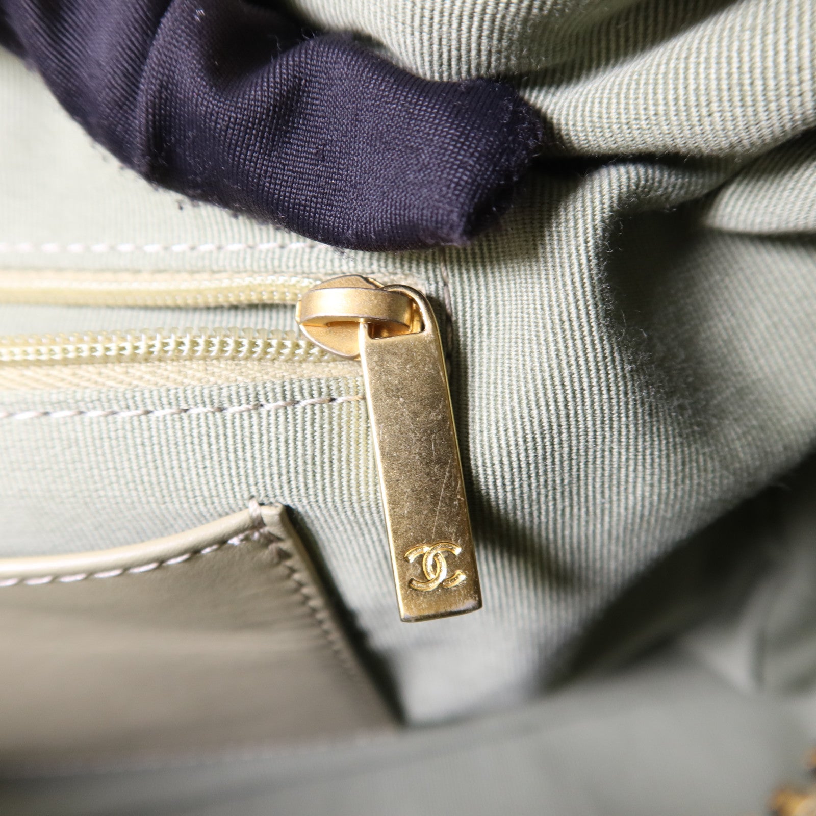 CHANEL 羊皮皮革Maxi Hobo Bag金扣鏈帶肩背袋