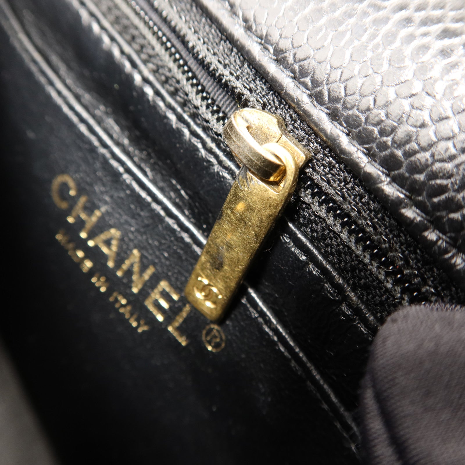 CHANEL 牛皮皮革Mini Classic 20金扣鏈帶肩背袋