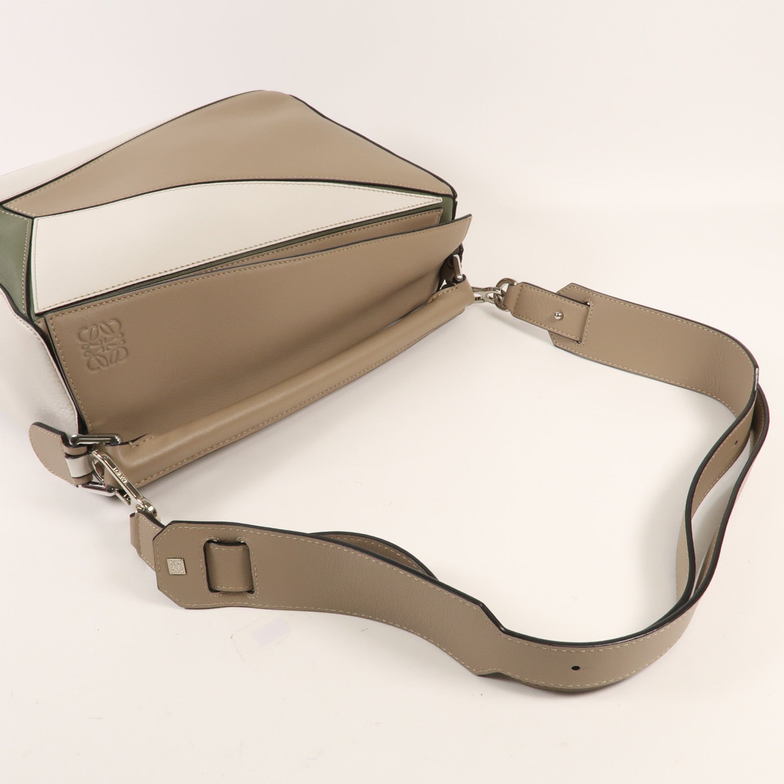 LOEWE 牛皮皮革Puzzle Medium銀扣手挽肩背兩用袋