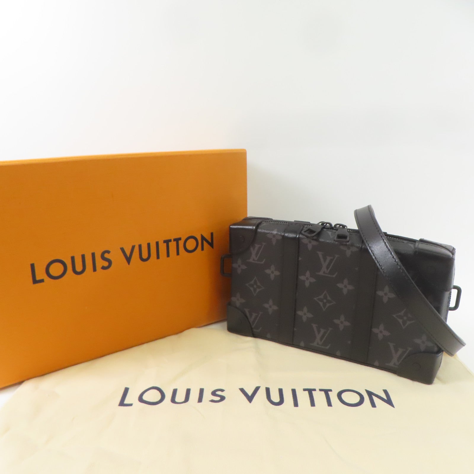 LOUIS VUITTON Monogram Eclipse Soft Trunk Wallet肩背袋