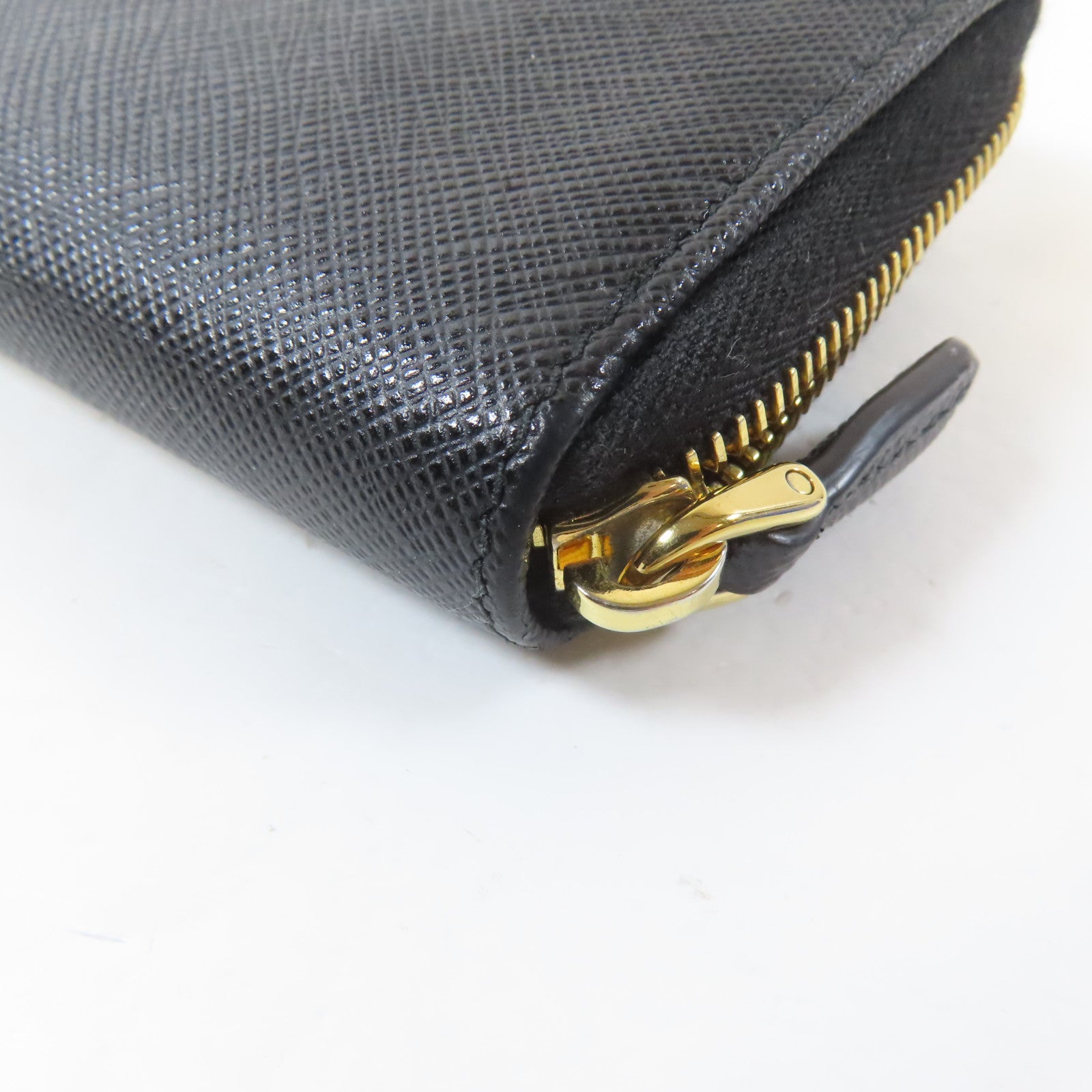 PRADA Saffiano皮革L-Shaped Wallet金扣錢包黑色