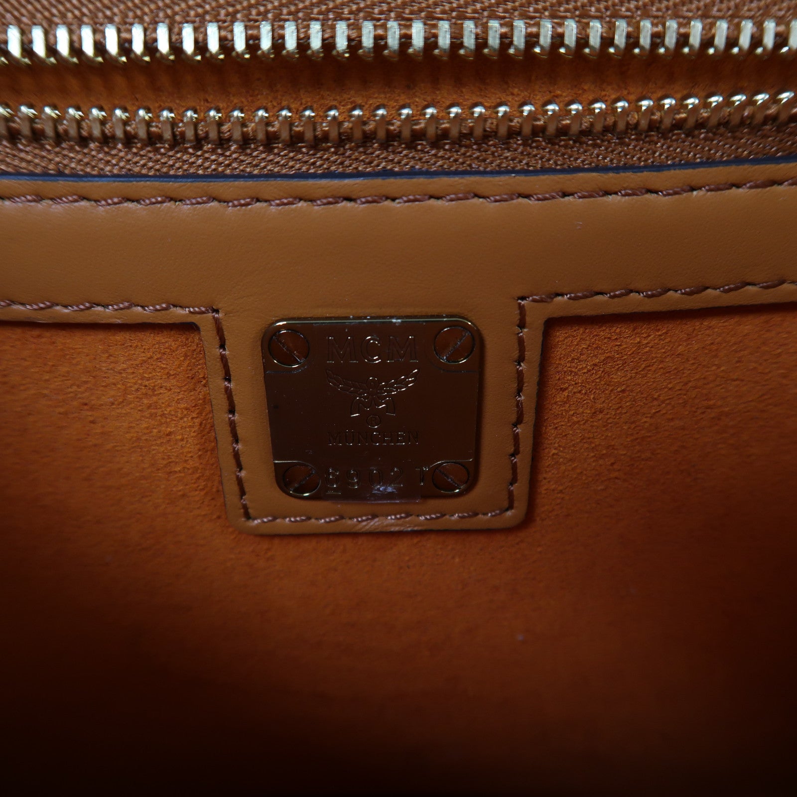 MCM 皮革Shoulder Bag金扣肩背袋啡色