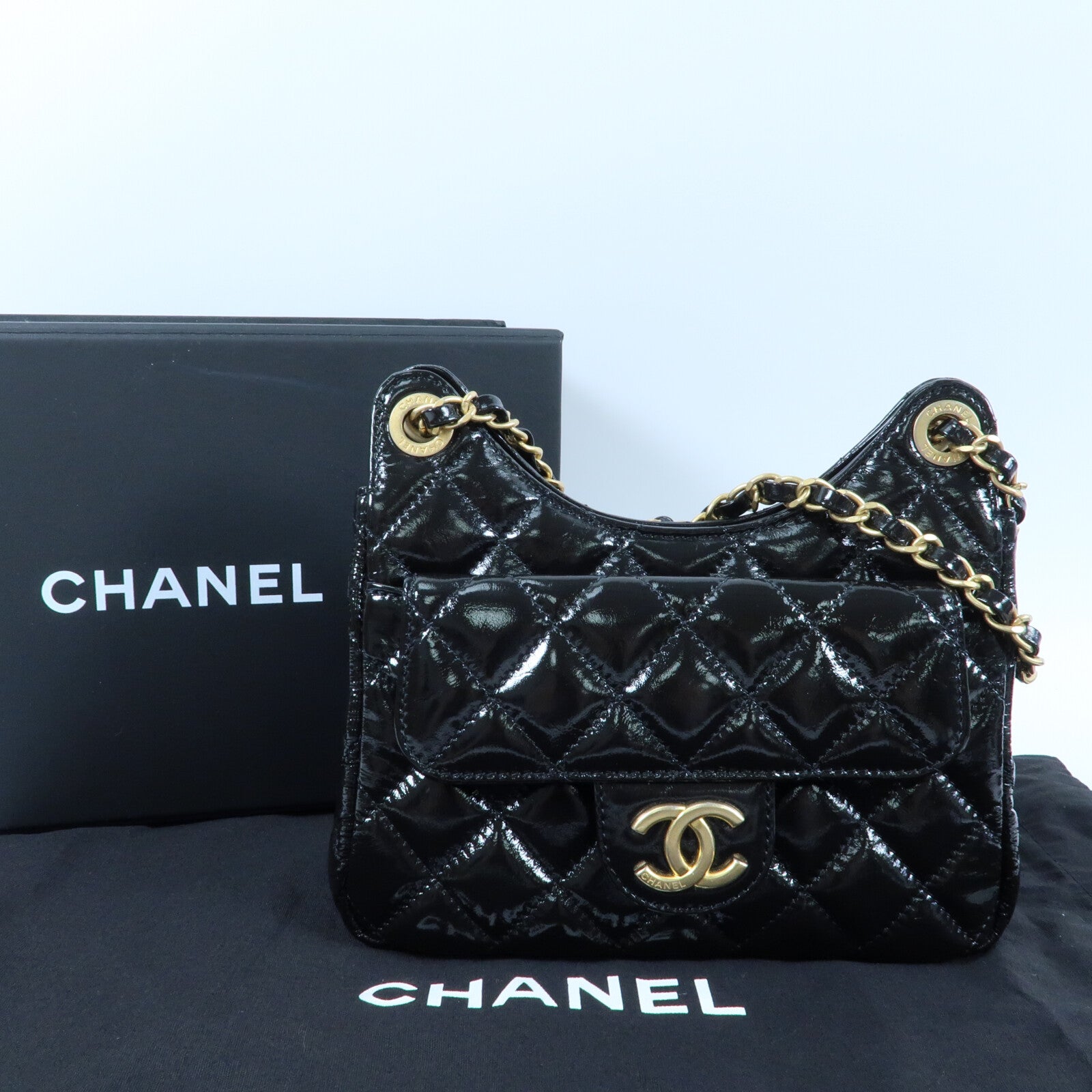 CHANEL 【激減優惠】漆皮皮革Wavy CC Hobo金扣鏈帶肩背袋
