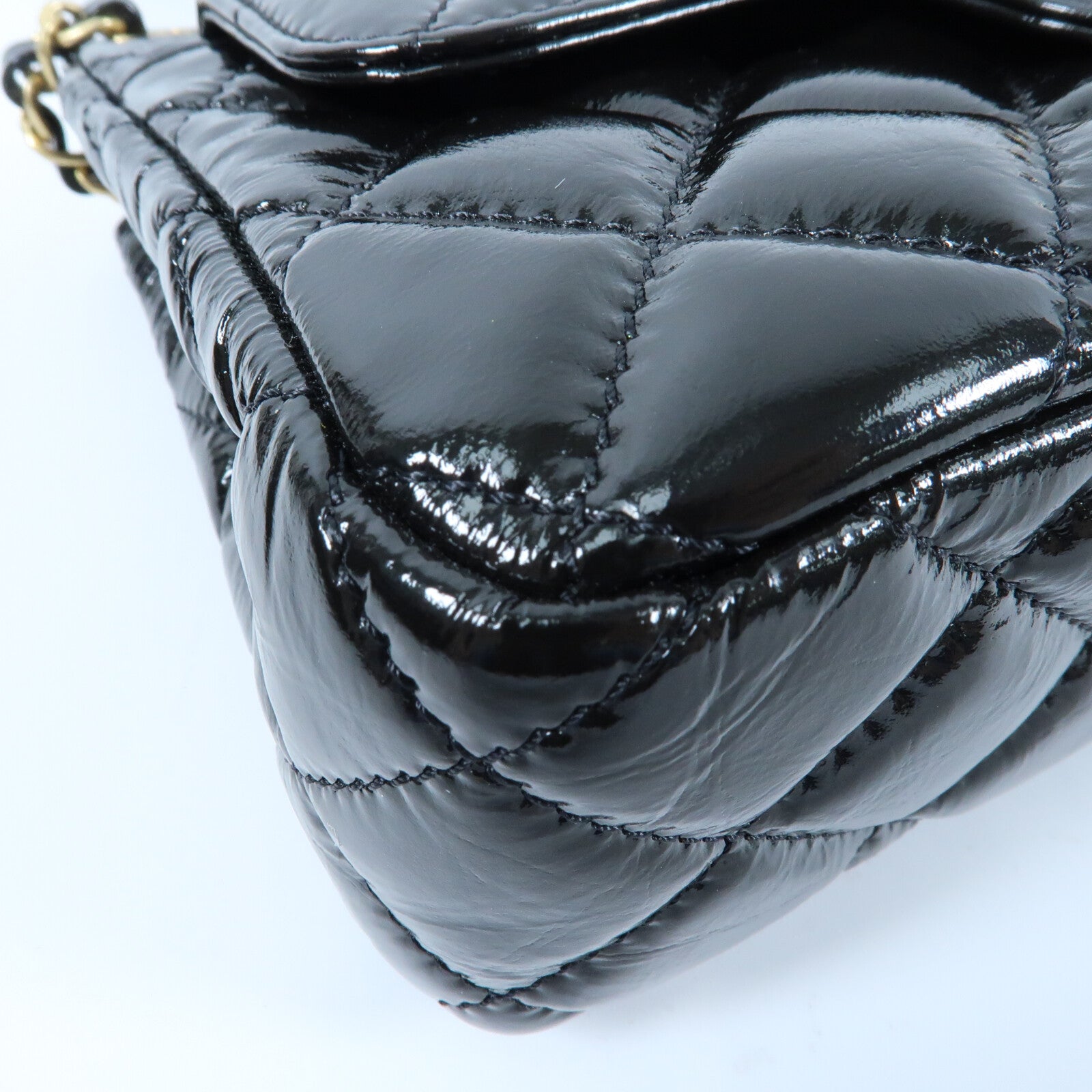 CHANEL 【激減優惠】漆皮皮革Wavy CC Hobo金扣鏈帶肩背袋