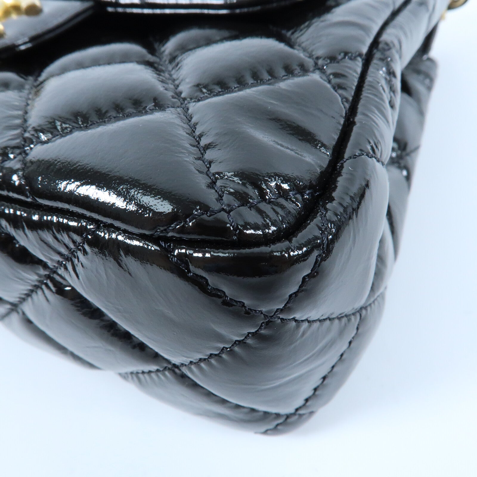 CHANEL 【激減優惠】漆皮皮革Wavy CC Hobo金扣鏈帶肩背袋
