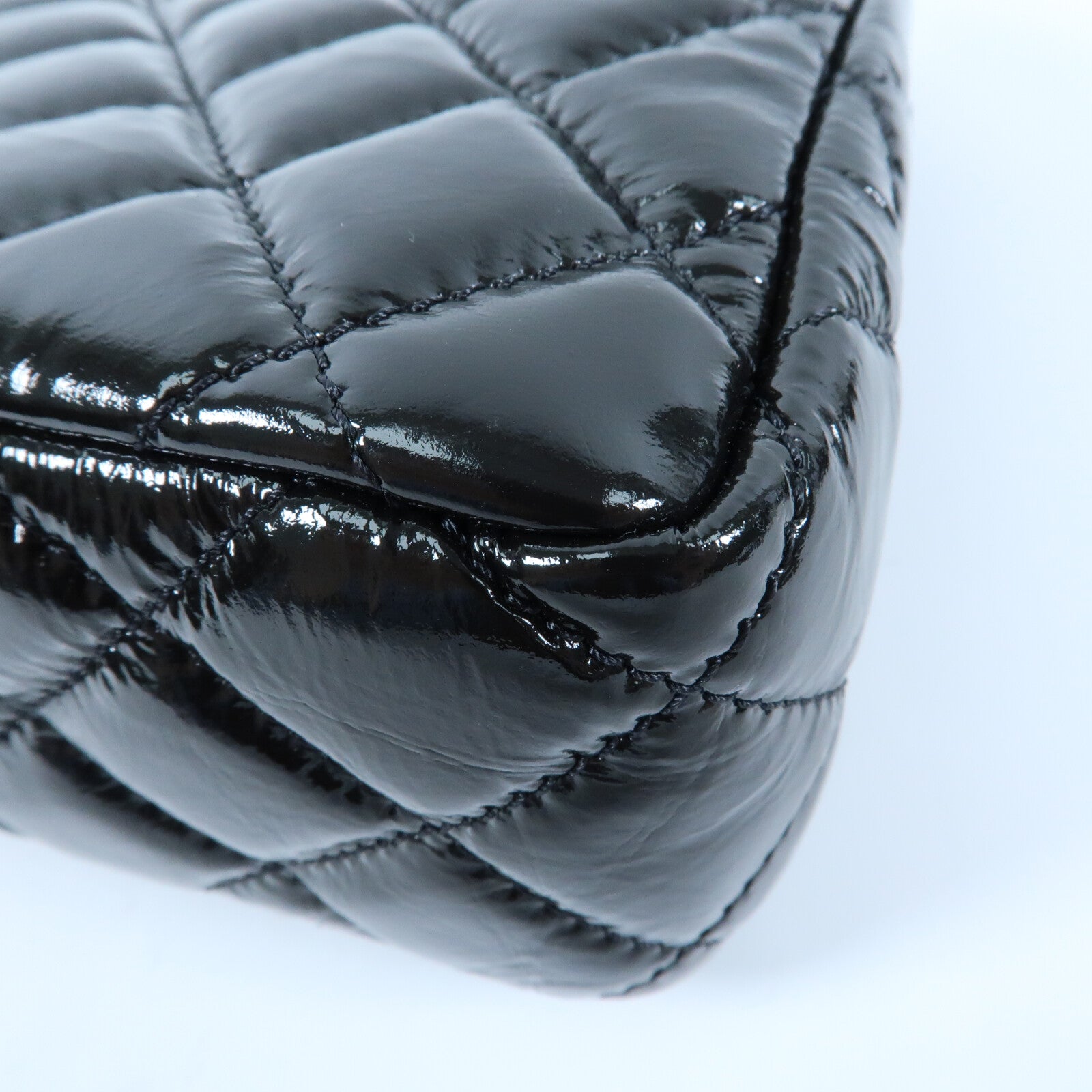 CHANEL 【激減優惠】漆皮皮革Wavy CC Hobo金扣鏈帶肩背袋