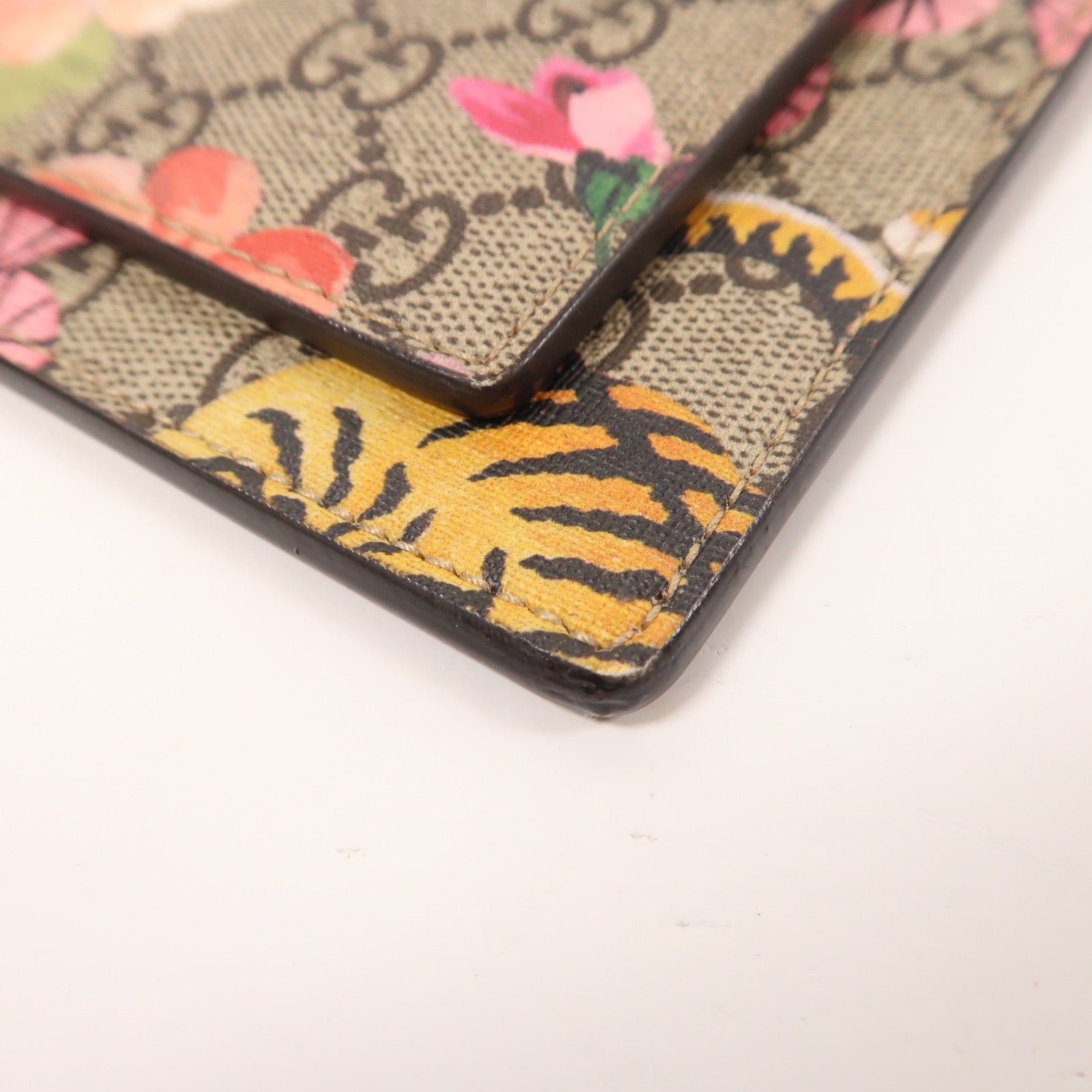 GUCCI 塗層皮革Bengal Tiger Flower金扣肩背袋