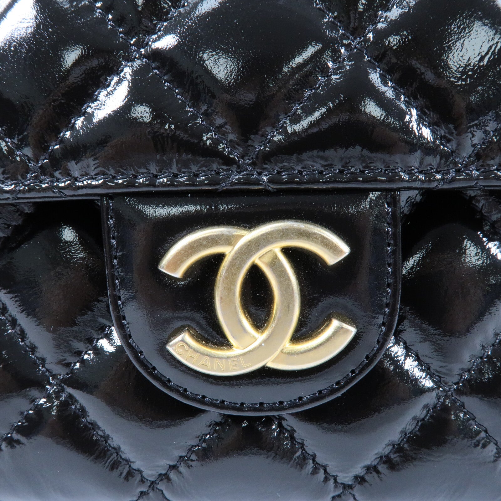 CHANEL 【激減優惠】漆皮皮革Wavy CC Hobo金扣鏈帶肩背袋