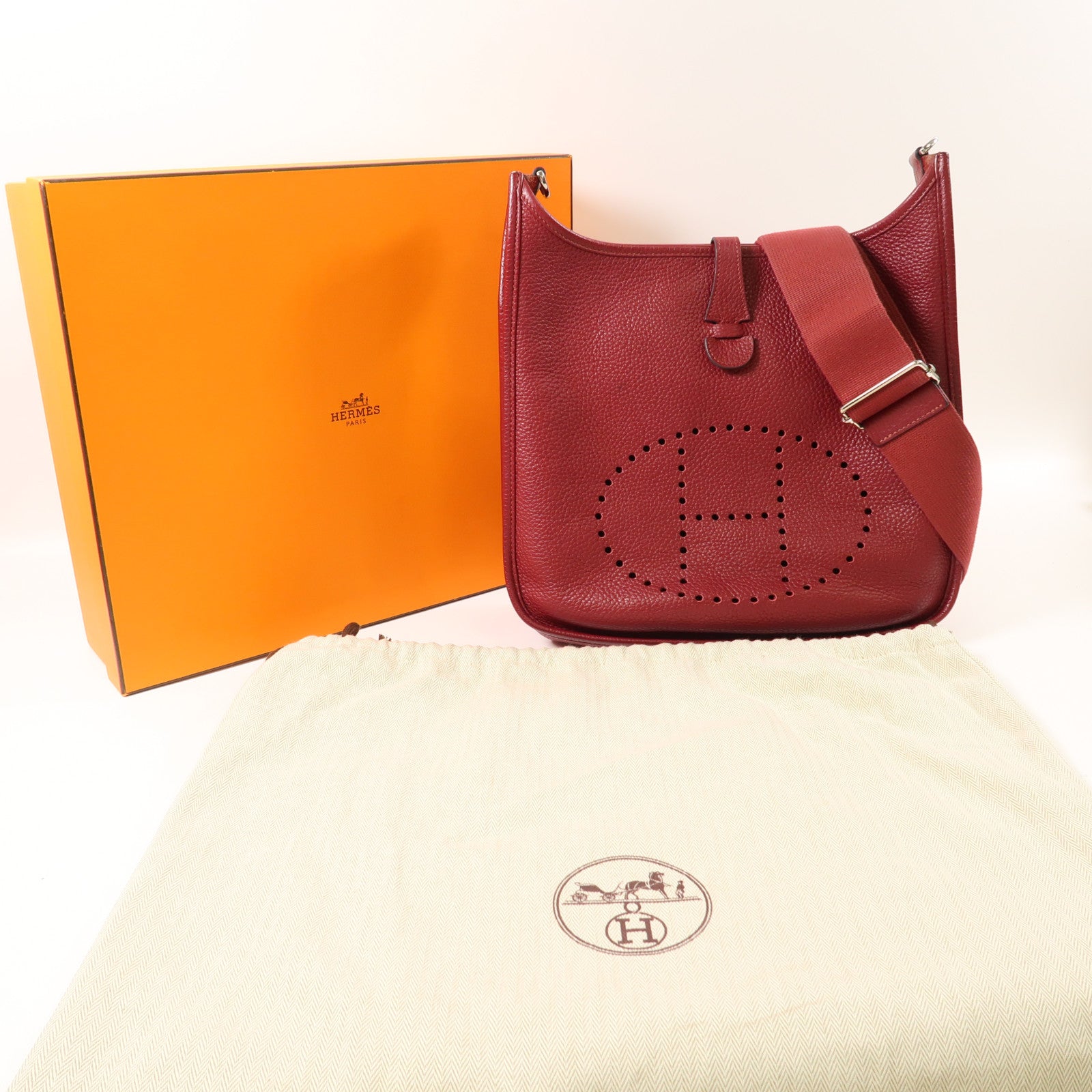 HERMES Clemence皮革Evelyne PM銀扣肩背袋Rubis