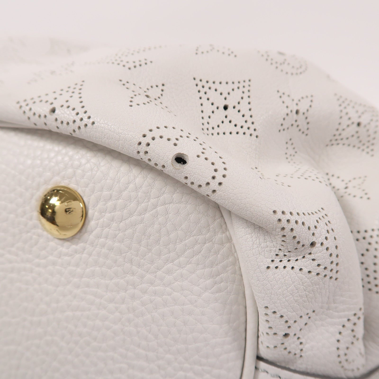 LOUIS VUITTON Mahina Mahina XS Shoulder Bag金扣肩背袋