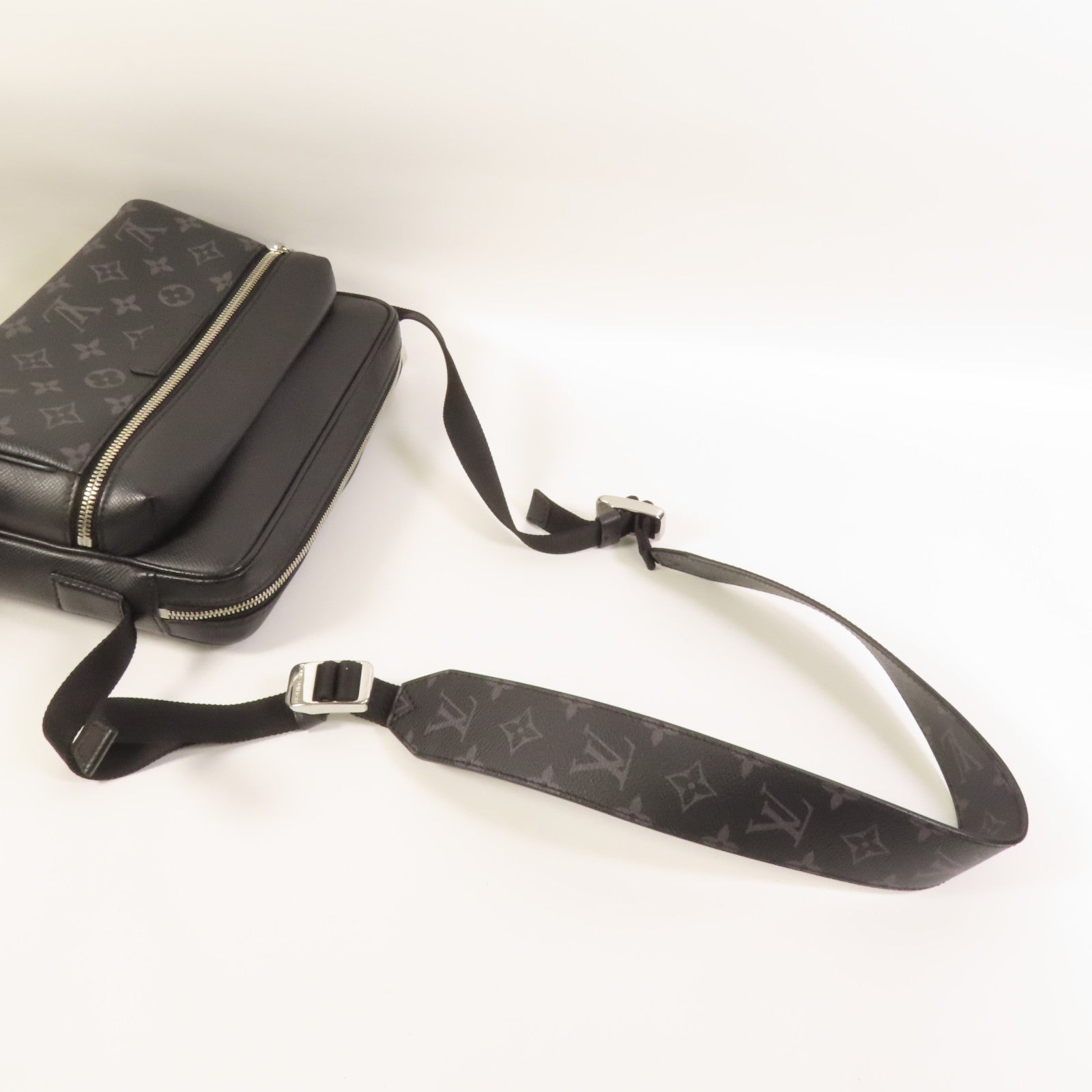 LOUIS VUITTON 【激減優惠】Monogram Eclipse Messenger PM Voyager銀扣肩背袋