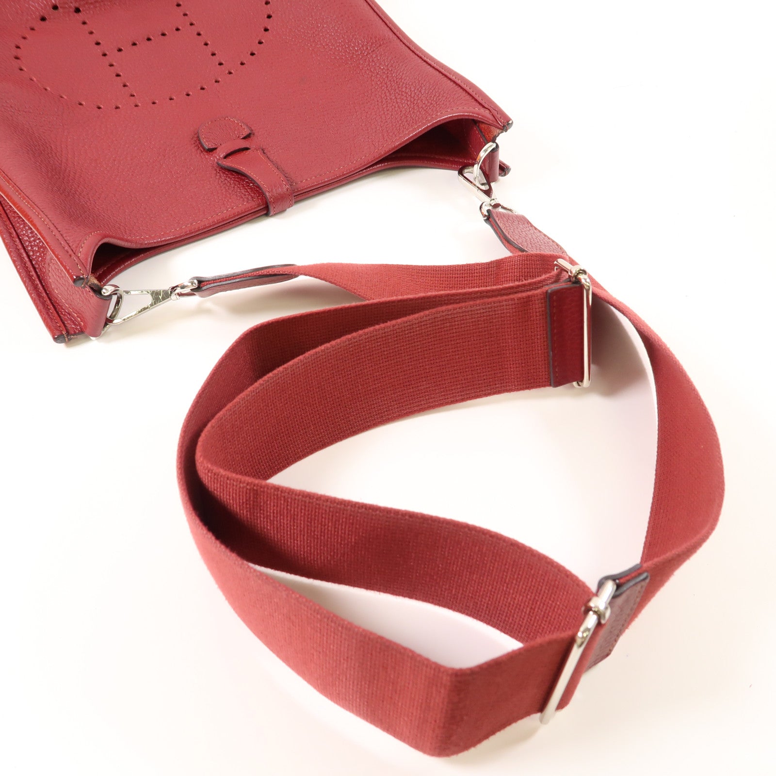 HERMES Clemence皮革Evelyne PM銀扣肩背袋Rubis