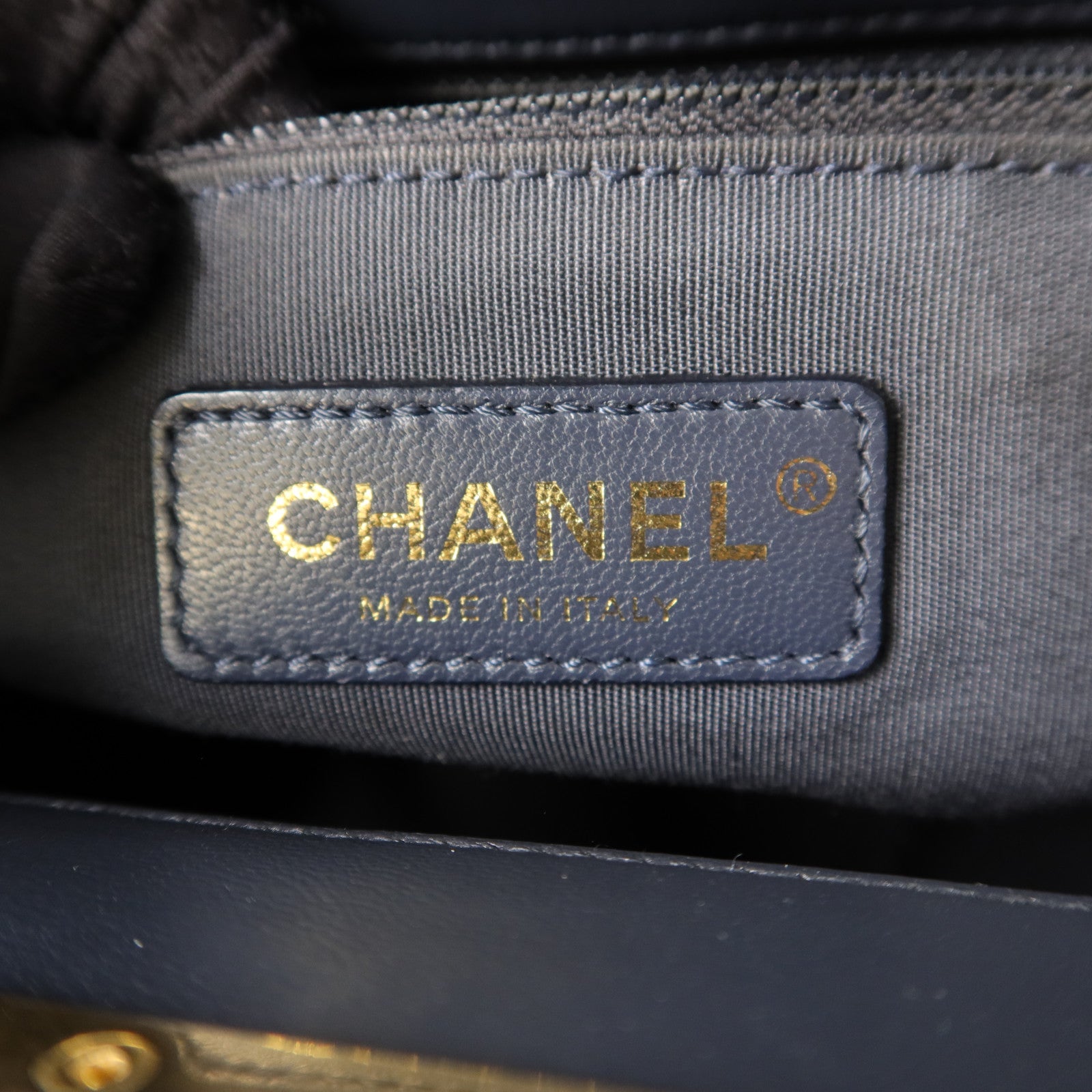 CHANEL 牛皮皮革Chevron V Stitch鏈帶手挽肩背兩用袋