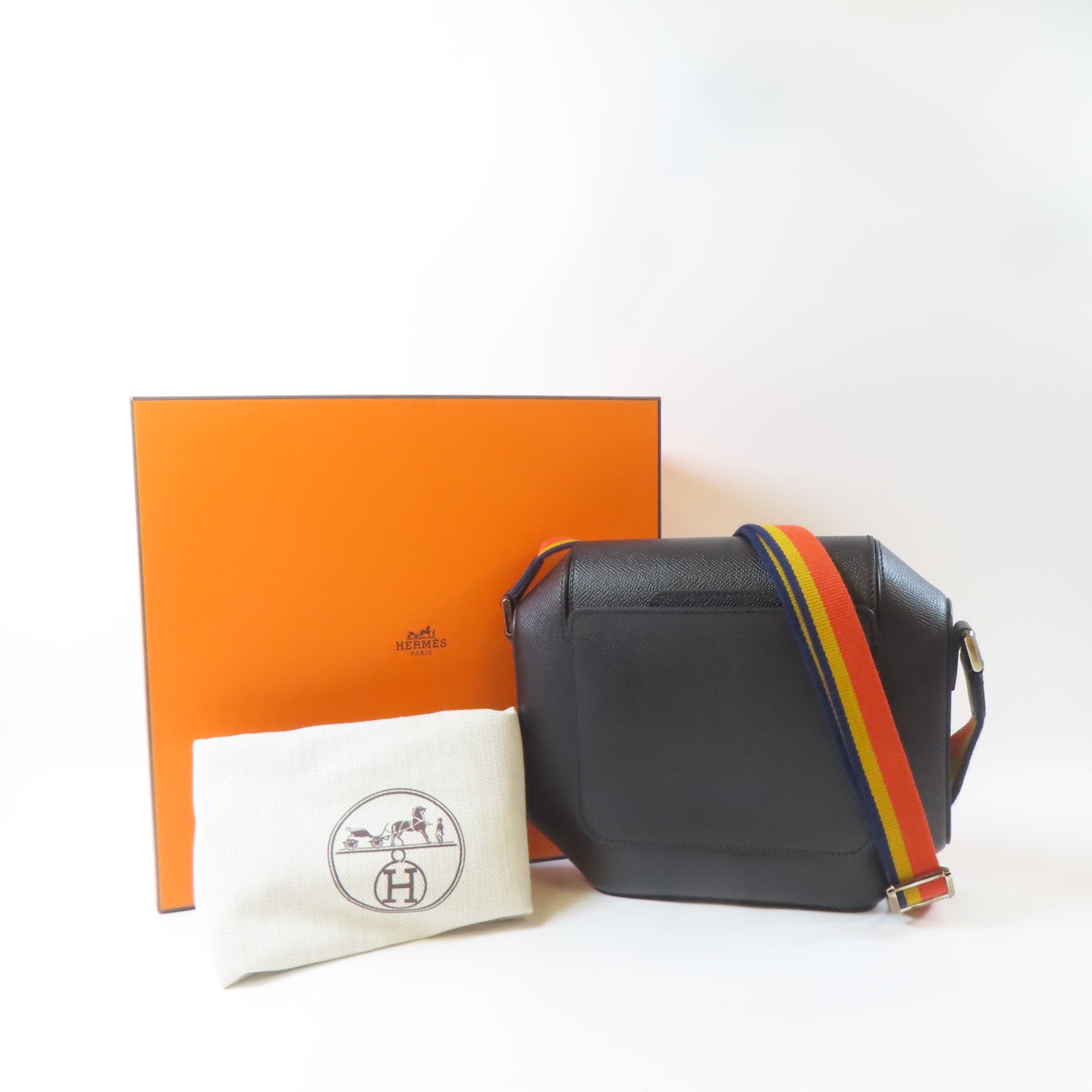 HERMES Epsom皮革Octogone 23銀扣肩背袋Noir/經典黑色