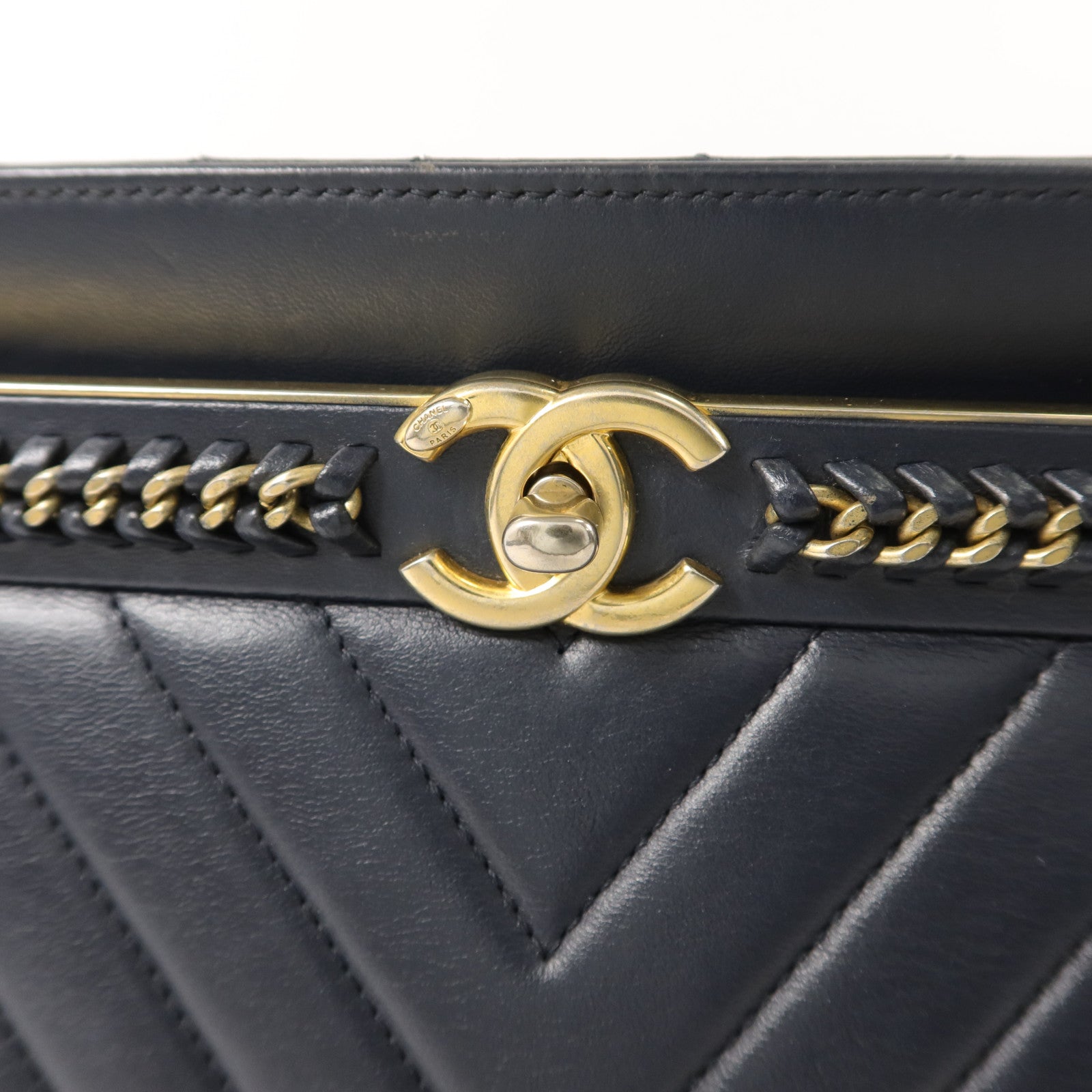 CHANEL 牛皮皮革Chevron V Stitch鏈帶手挽肩背兩用袋