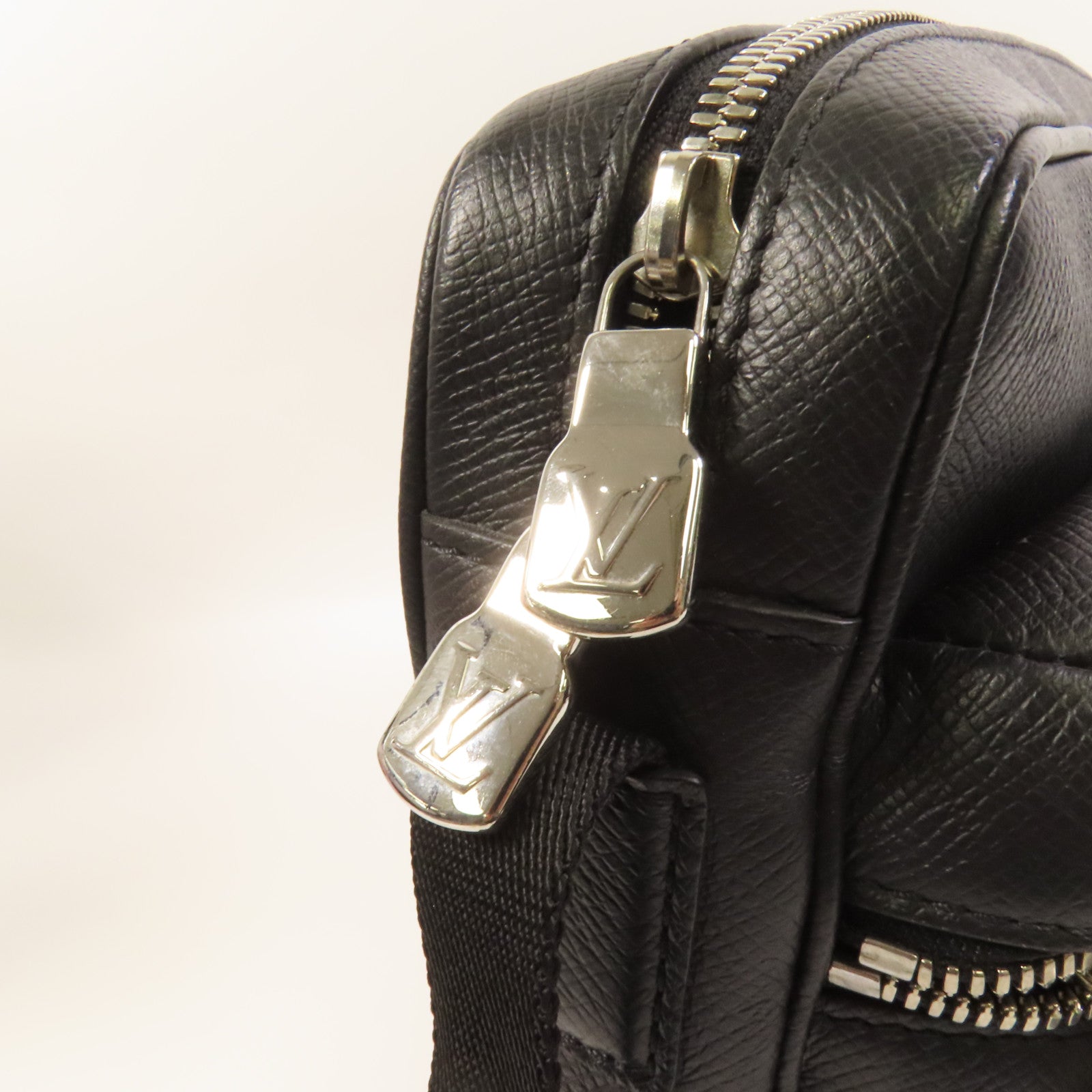 LOUIS VUITTON 【激減優惠】Monogram Eclipse Messenger PM Voyager銀扣肩背袋