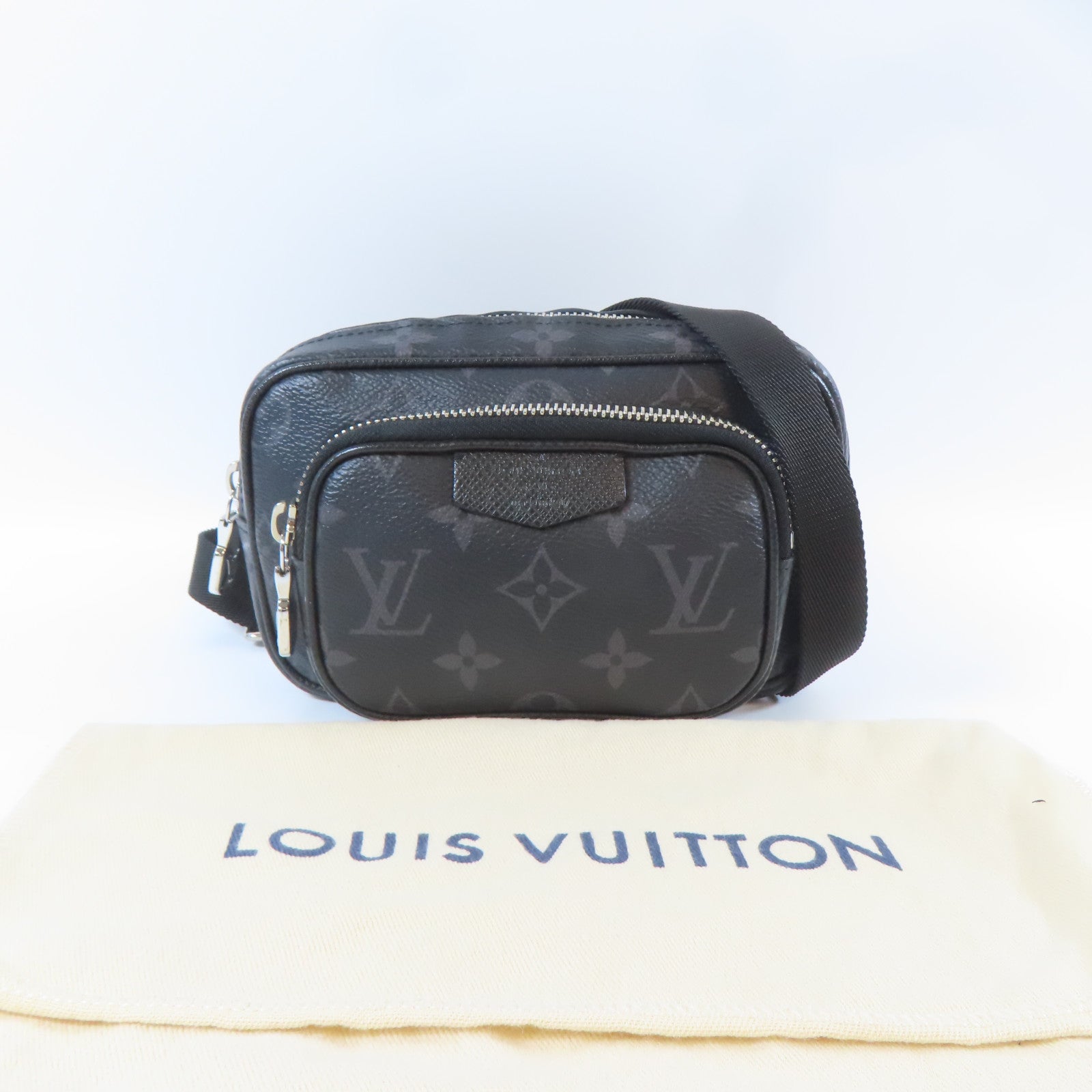 LOUIS VUITTON Monogram Eclipse Outdoor Pouch銀扣肩背袋黑色