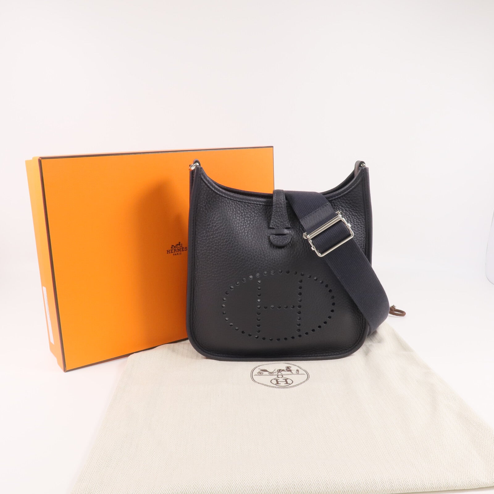 HERMES Clemence皮革Evelyne 23銀扣肩背袋Caban