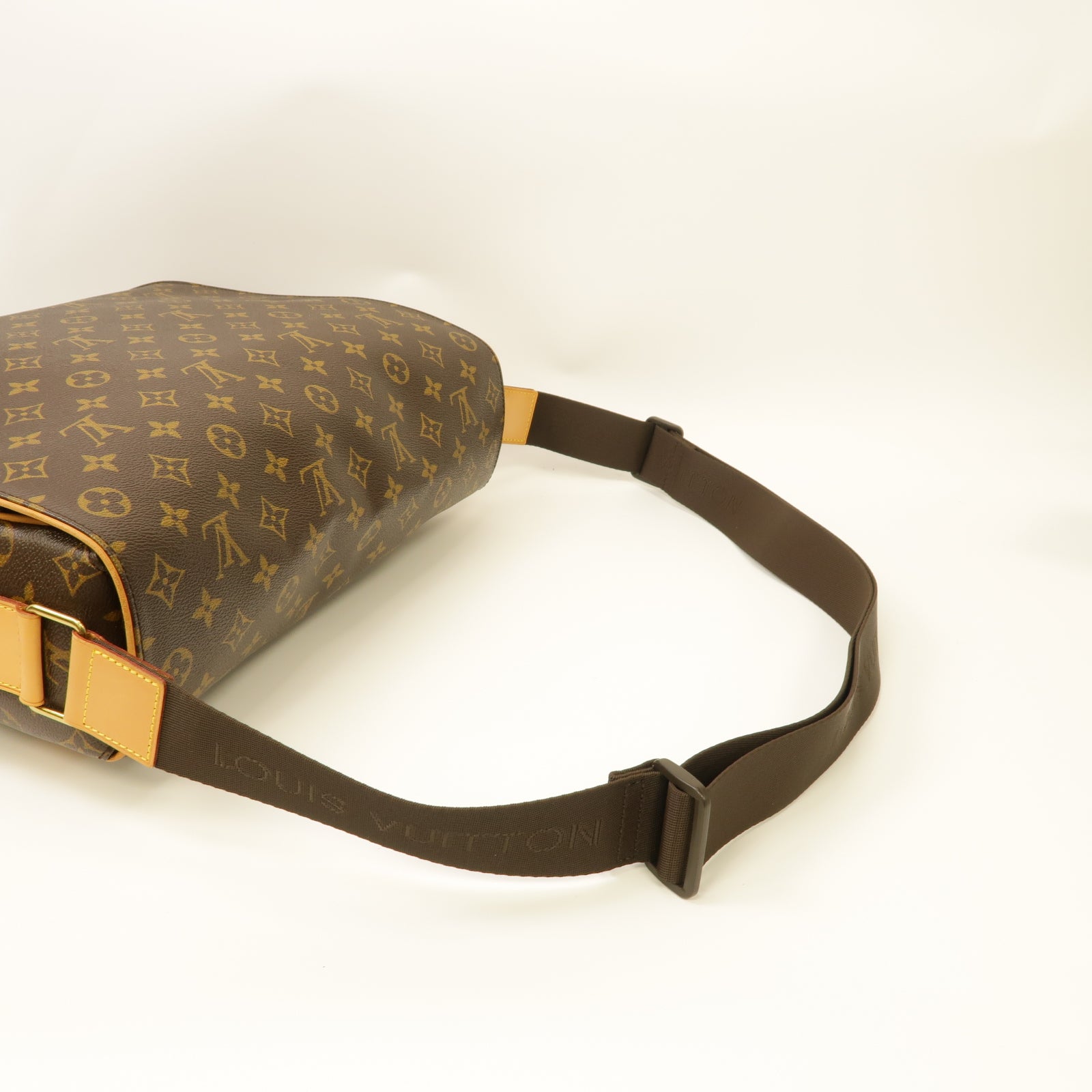 LOUIS VUITTON Monogram Valmy MM Shoulder Bag金扣肩背袋