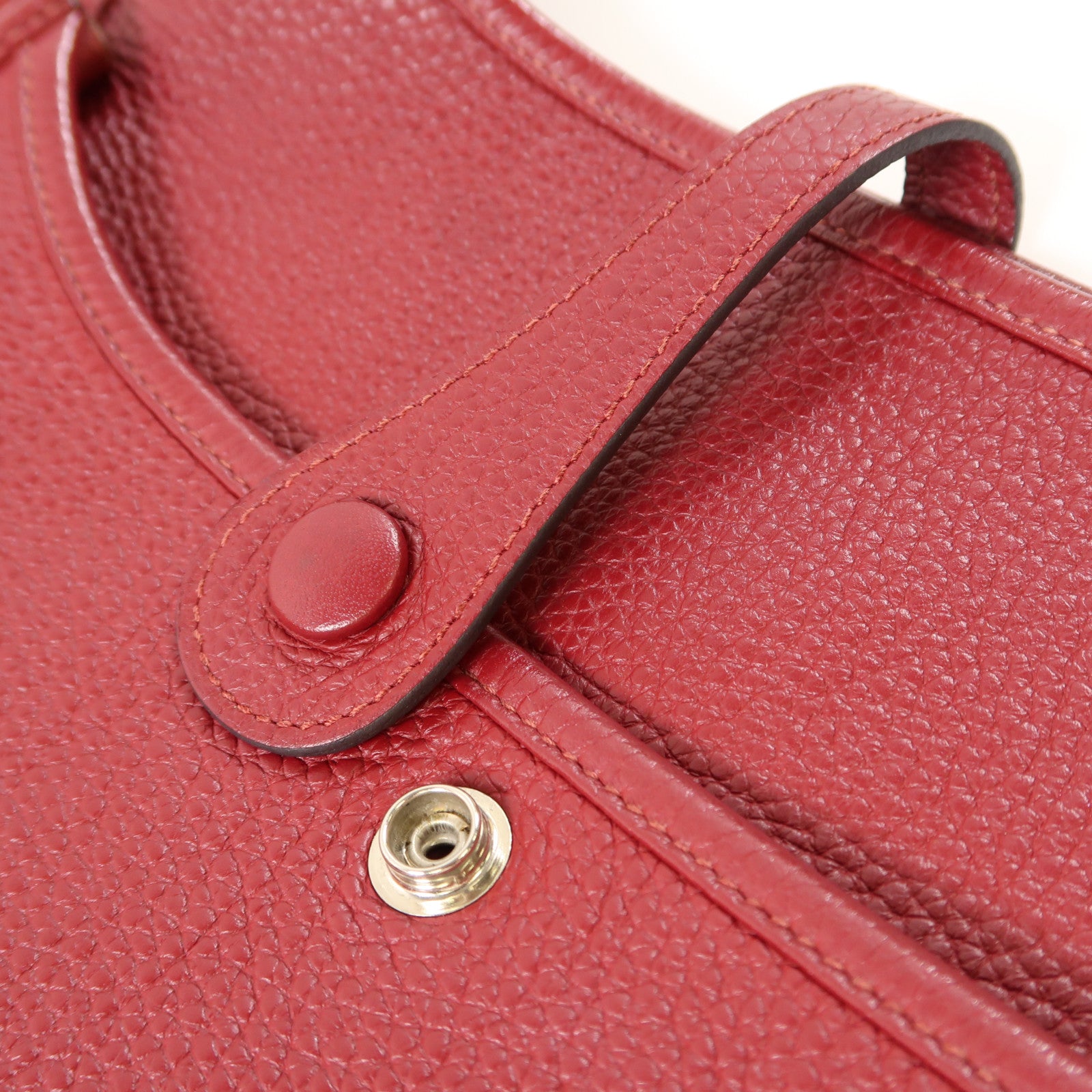 HERMES Clemence皮革Evelyne PM銀扣肩背袋Rubis