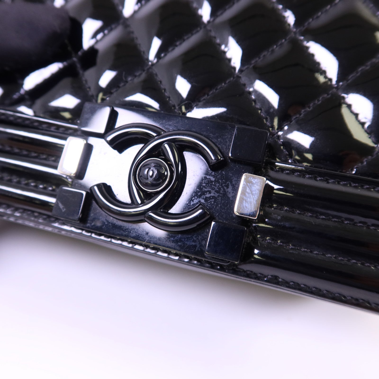 CHANEL 漆皮皮革Boy 20銀扣鏈帶肩背袋