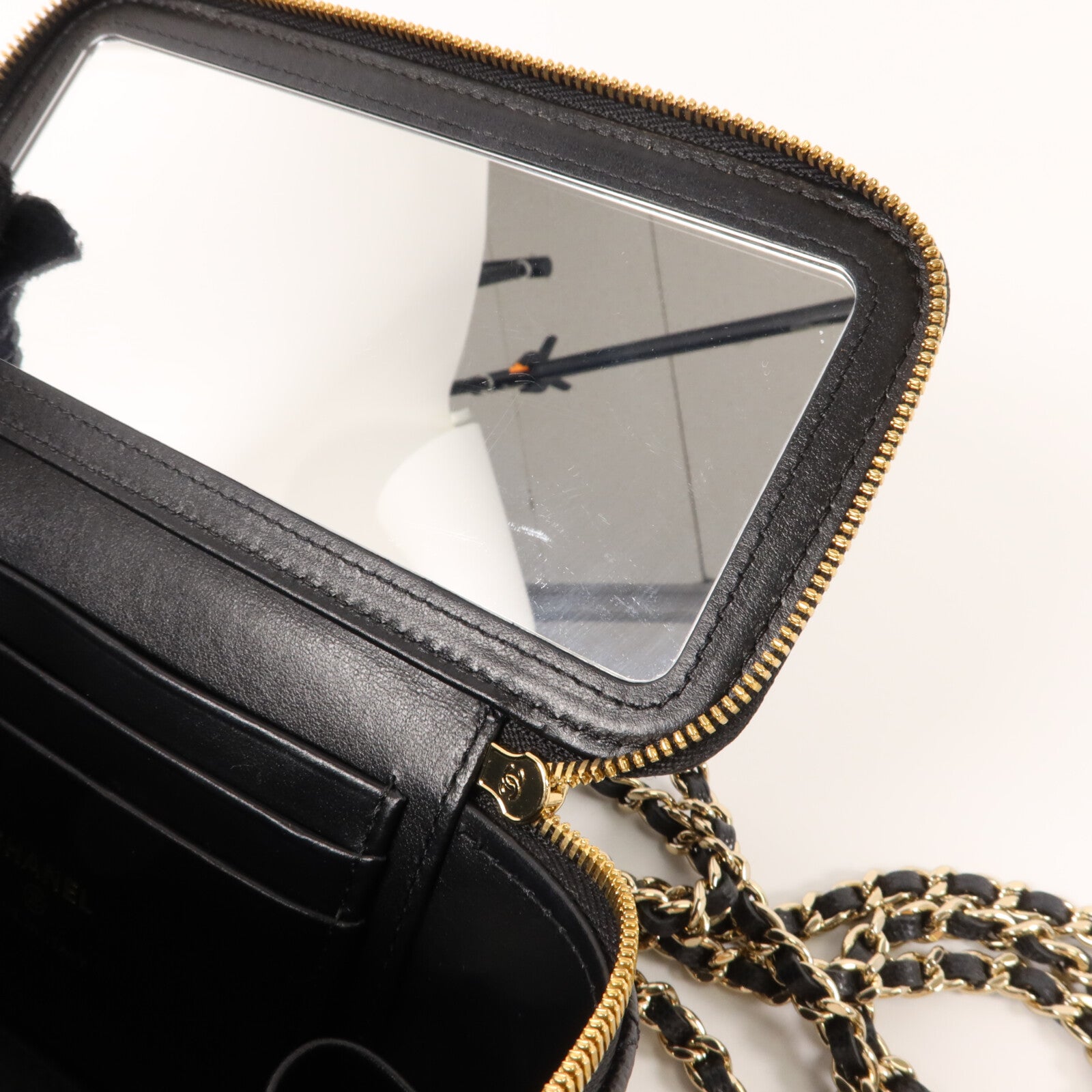 CHANEL 牛皮皮革CC Vanity Case With Crystal鏈帶肩背袋