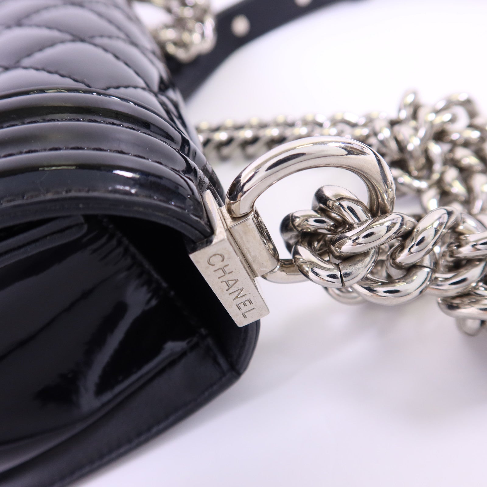 CHANEL 漆皮皮革Boy 20銀扣鏈帶肩背袋
