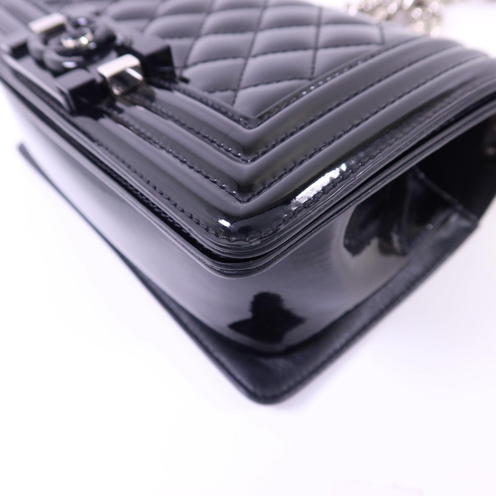 CHANEL 漆皮皮革Boy 20銀扣鏈帶肩背袋
