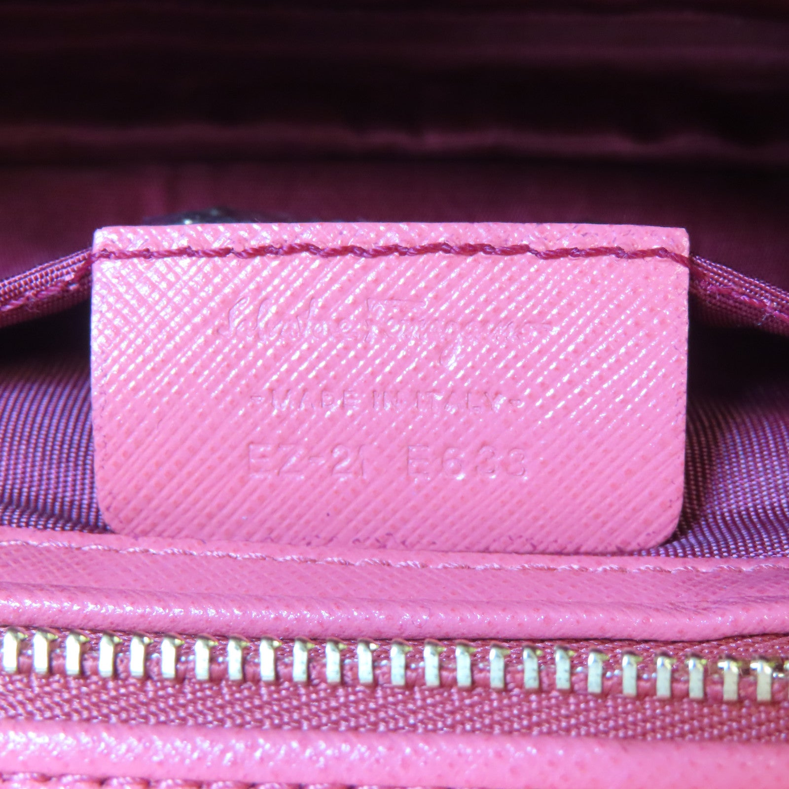 Salvatore Ferragamo 牛皮皮革Clutch Bag金扣手拿包橙色