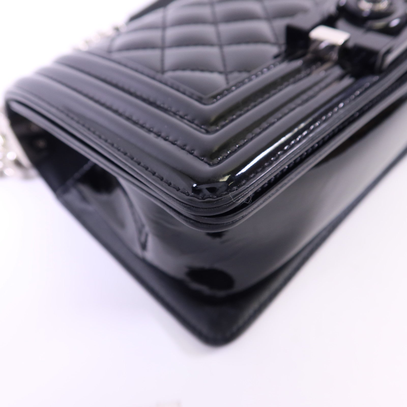 CHANEL 漆皮皮革Boy 20銀扣鏈帶肩背袋