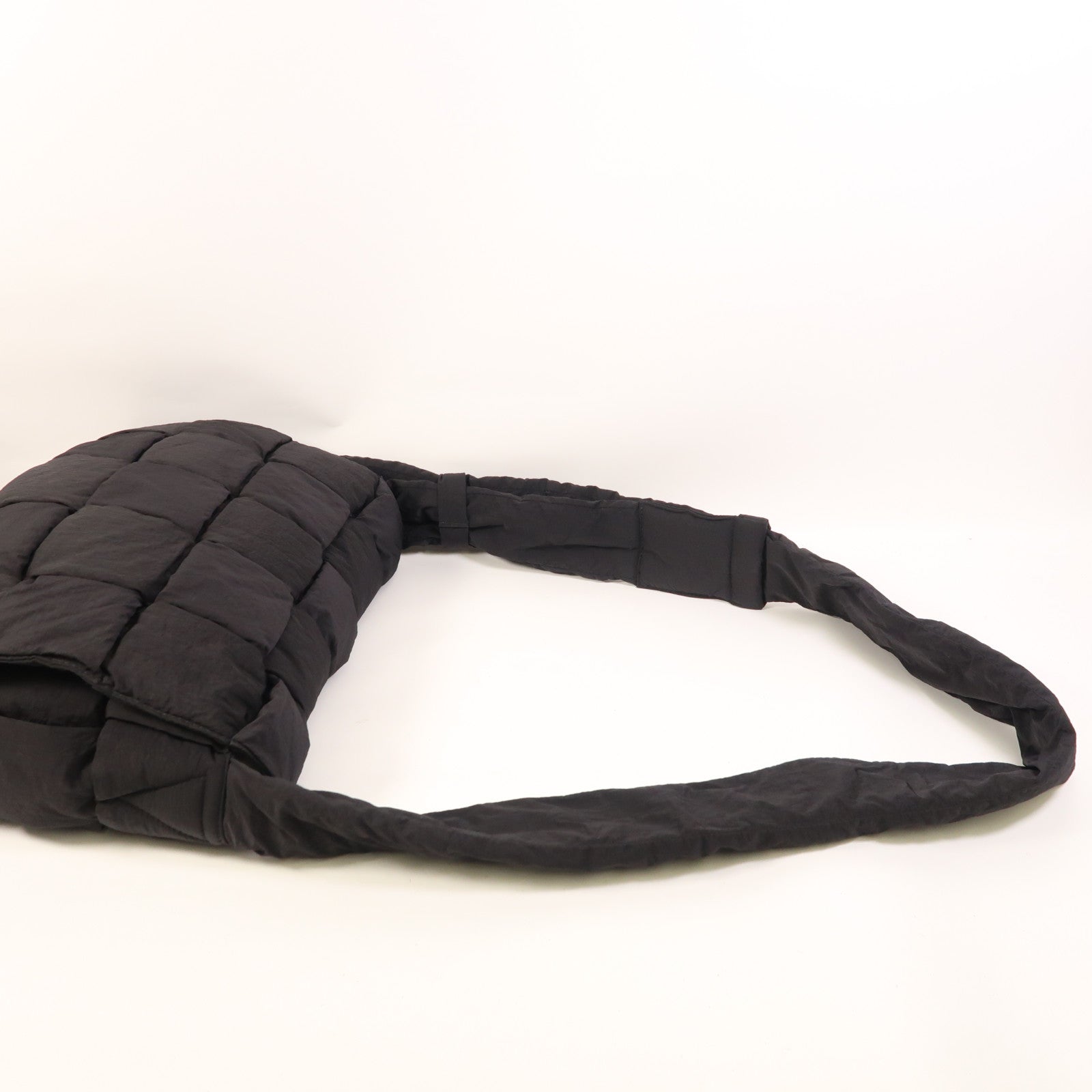 BOTTEGA VENETA 尼龍Padded Tech Cassette銀扣肩背袋