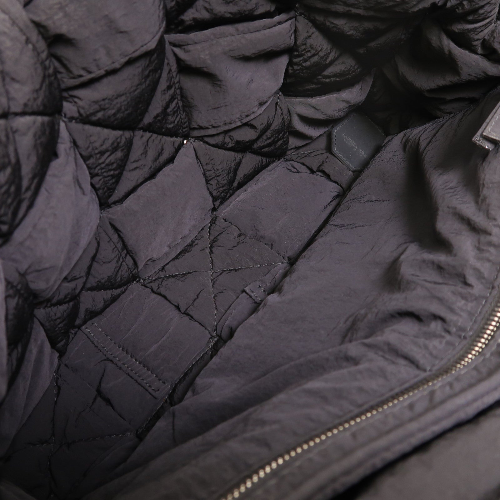 BOTTEGA VENETA 尼龍Padded Tech Cassette銀扣肩背袋