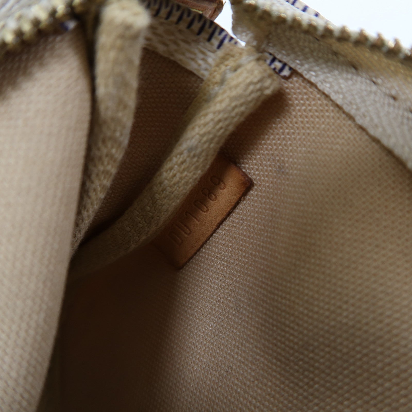 LOUIS VUITTON Damier Azur Mini Pochette Accessoires金扣手拿包白色/藍色