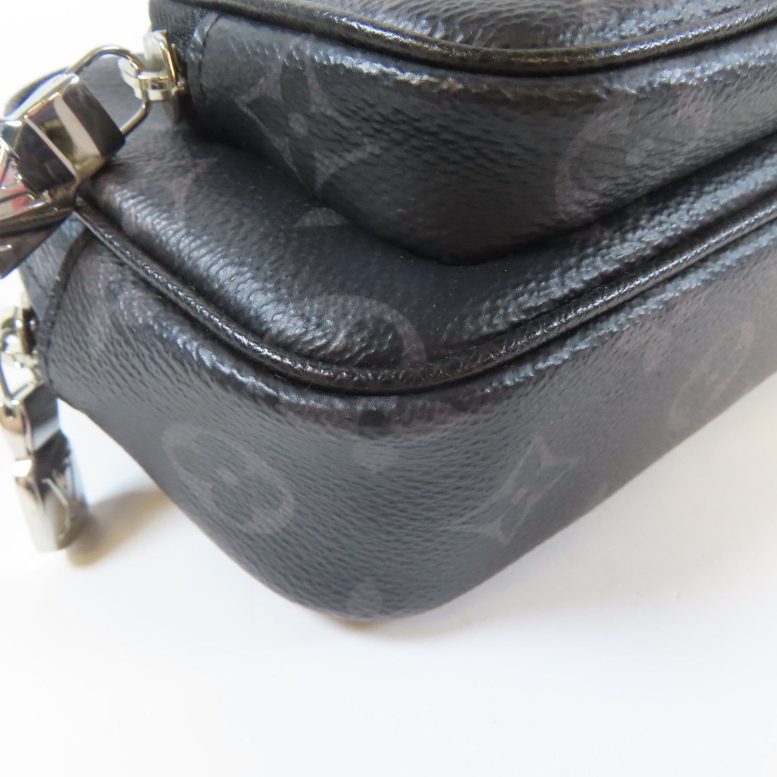 LOUIS VUITTON Monogram Eclipse Outdoor Pouch銀扣肩背袋黑色
