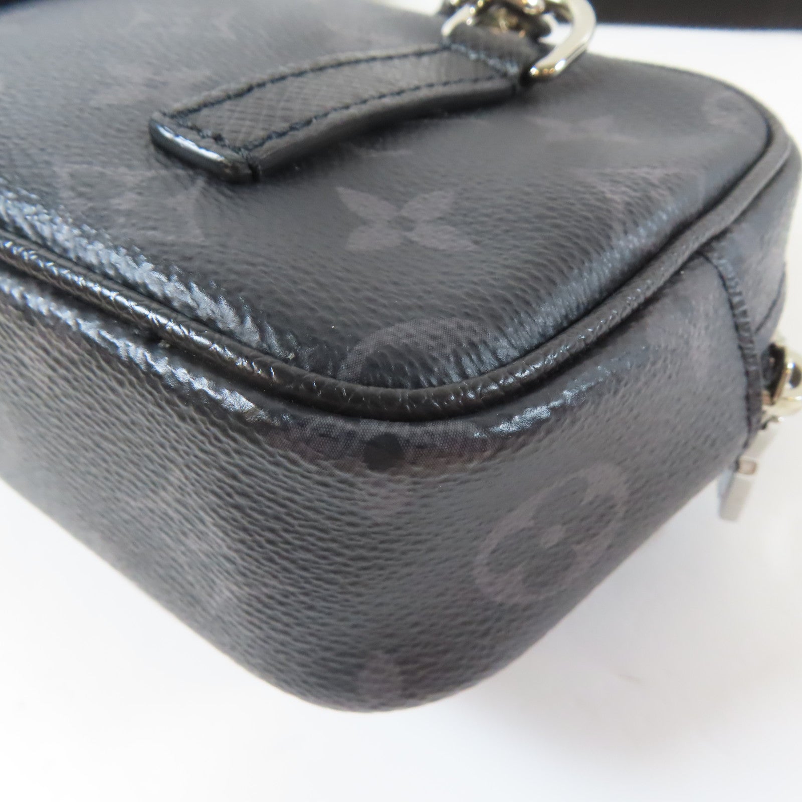 LOUIS VUITTON Monogram Eclipse Outdoor Pouch銀扣肩背袋黑色