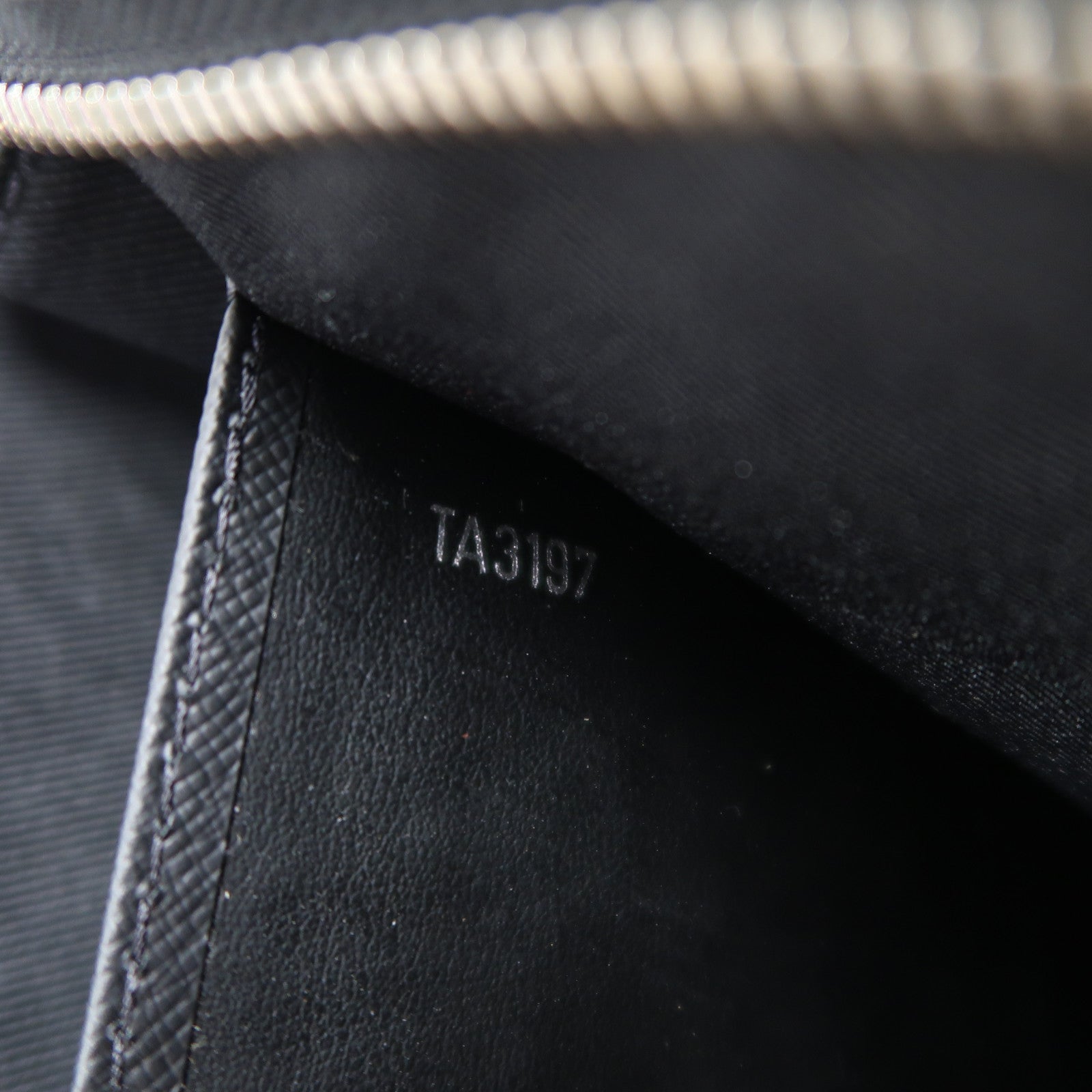 LOUIS VUITTON Damier Pochette Voyage MM銀扣手拿包黑色/灰色