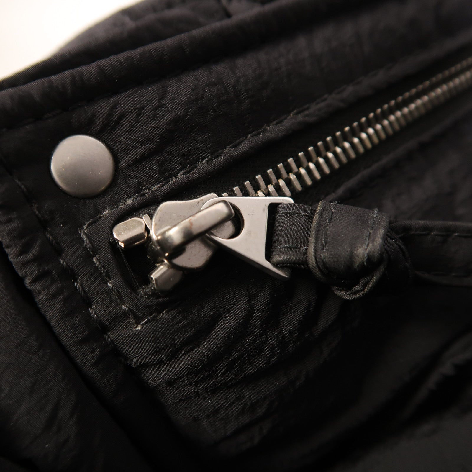 BOTTEGA VENETA 尼龍Padded Tech Cassette銀扣肩背袋