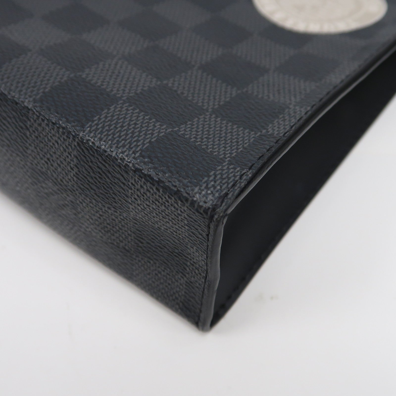 LOUIS VUITTON Damier Pochette Voyage MM銀扣手拿包黑色/灰色