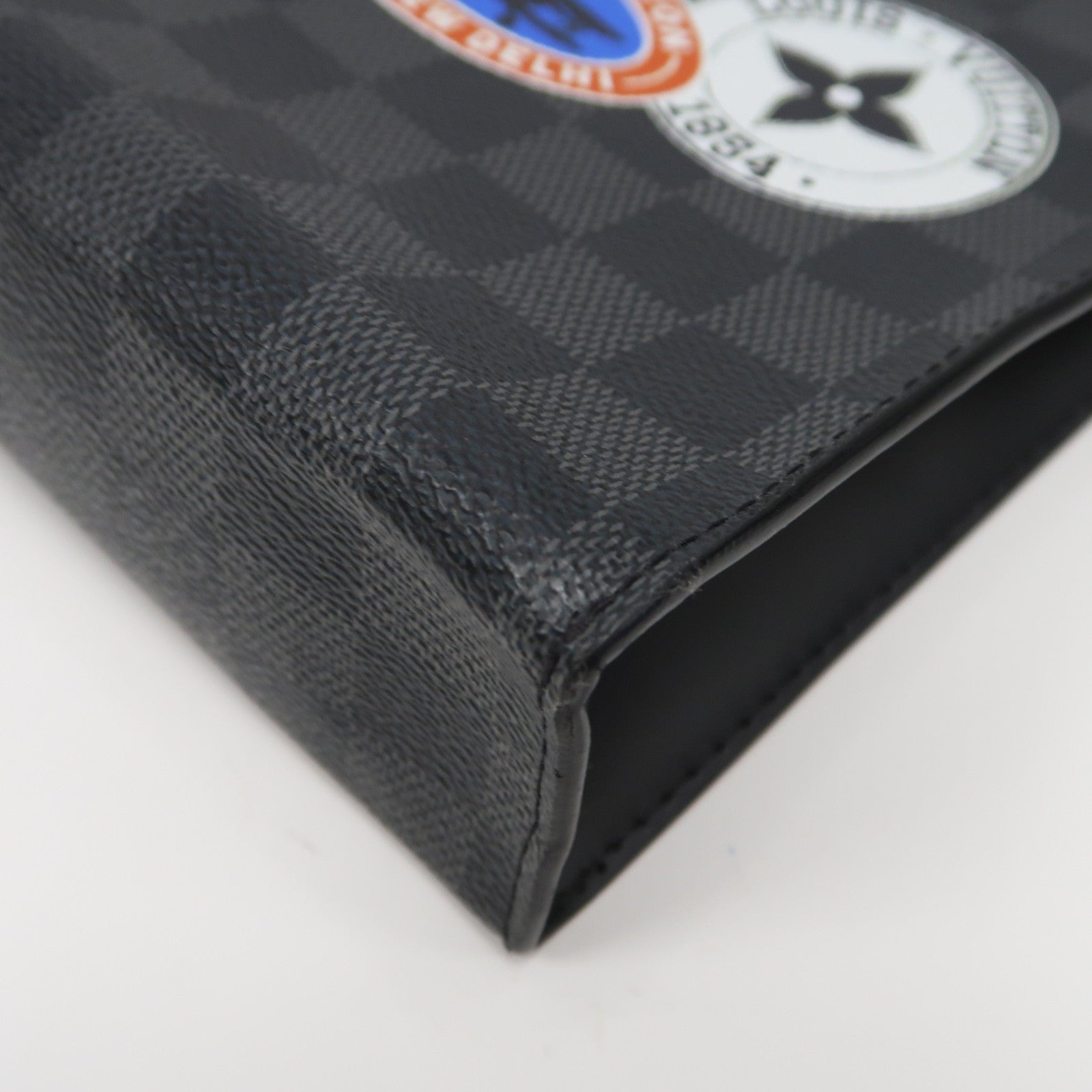 LOUIS VUITTON Damier Pochette Voyage MM銀扣手拿包黑色/灰色