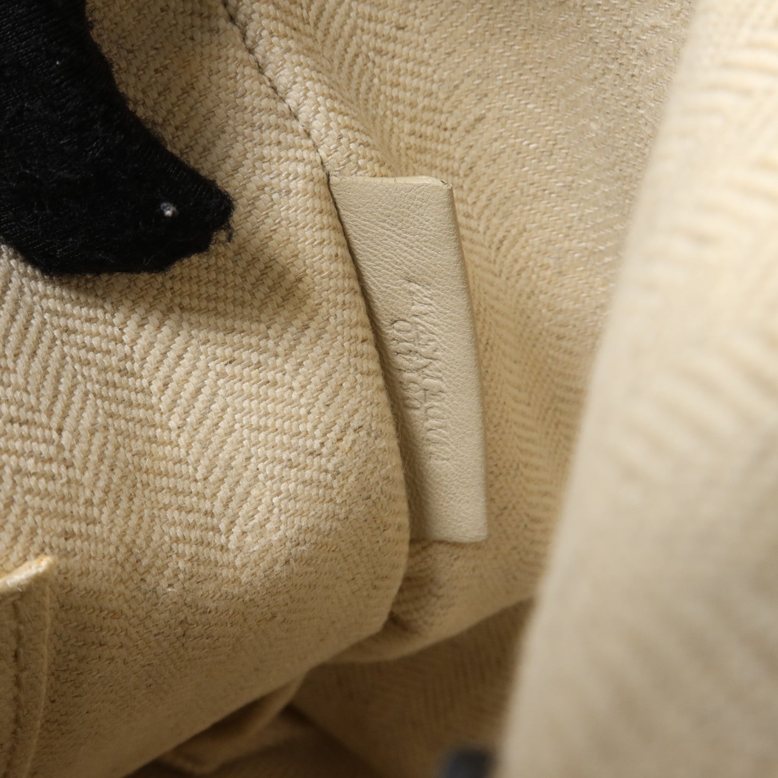 LOEWE 牛皮皮革T Pouch銀扣手拿包