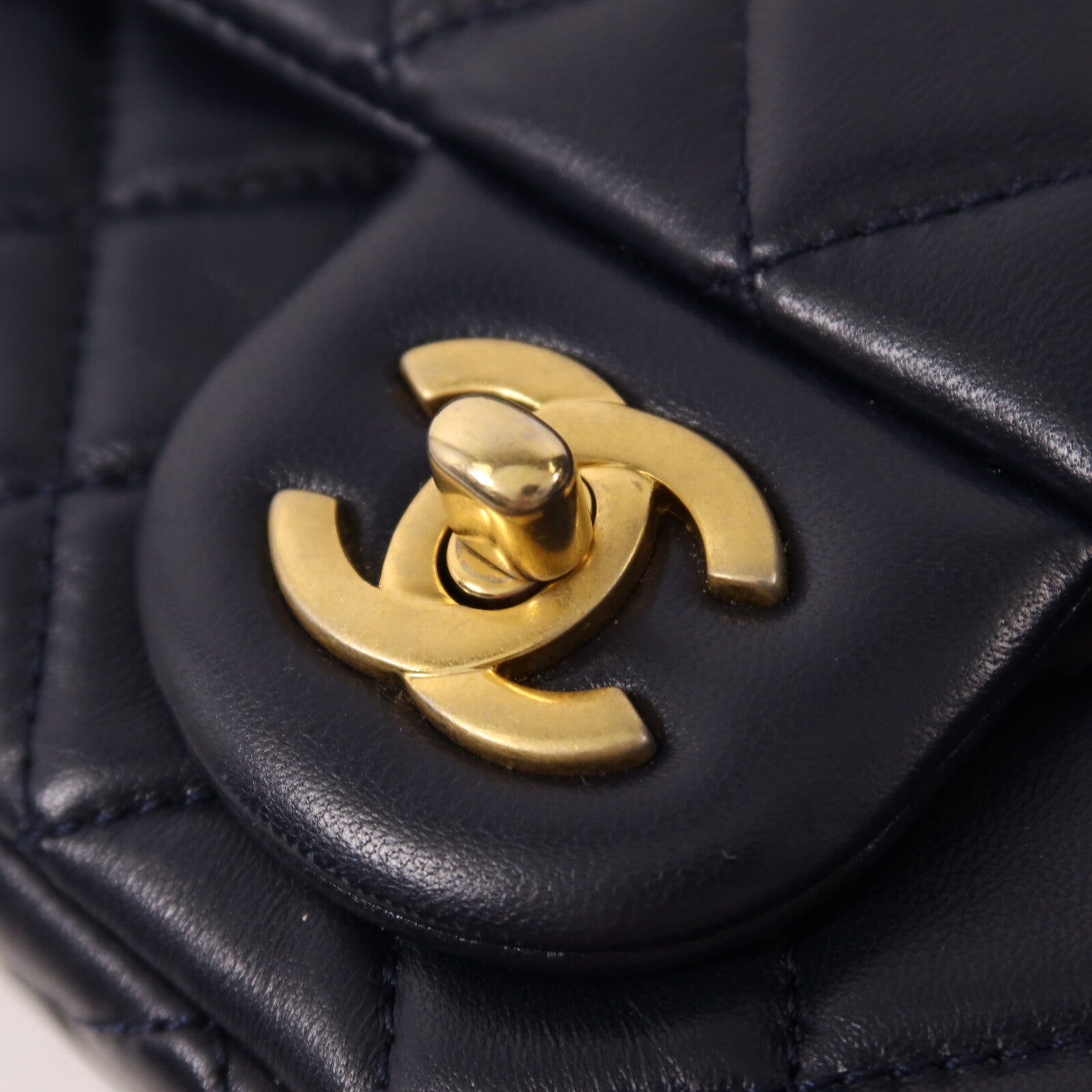 CHANEL 羊皮皮革Flap Bag With Pearl金扣鏈帶肩背袋