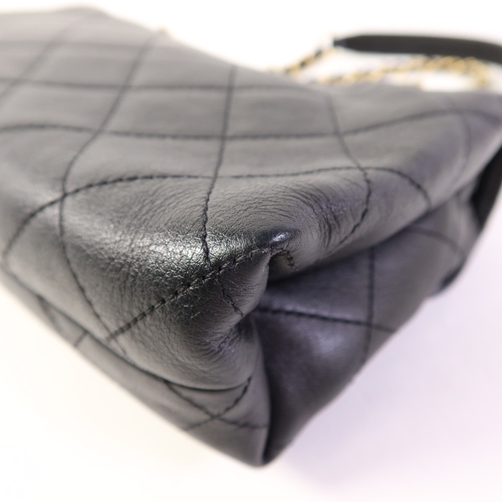 CHANEL 牛皮皮革Enchained Flap Bag金扣鏈帶肩背袋